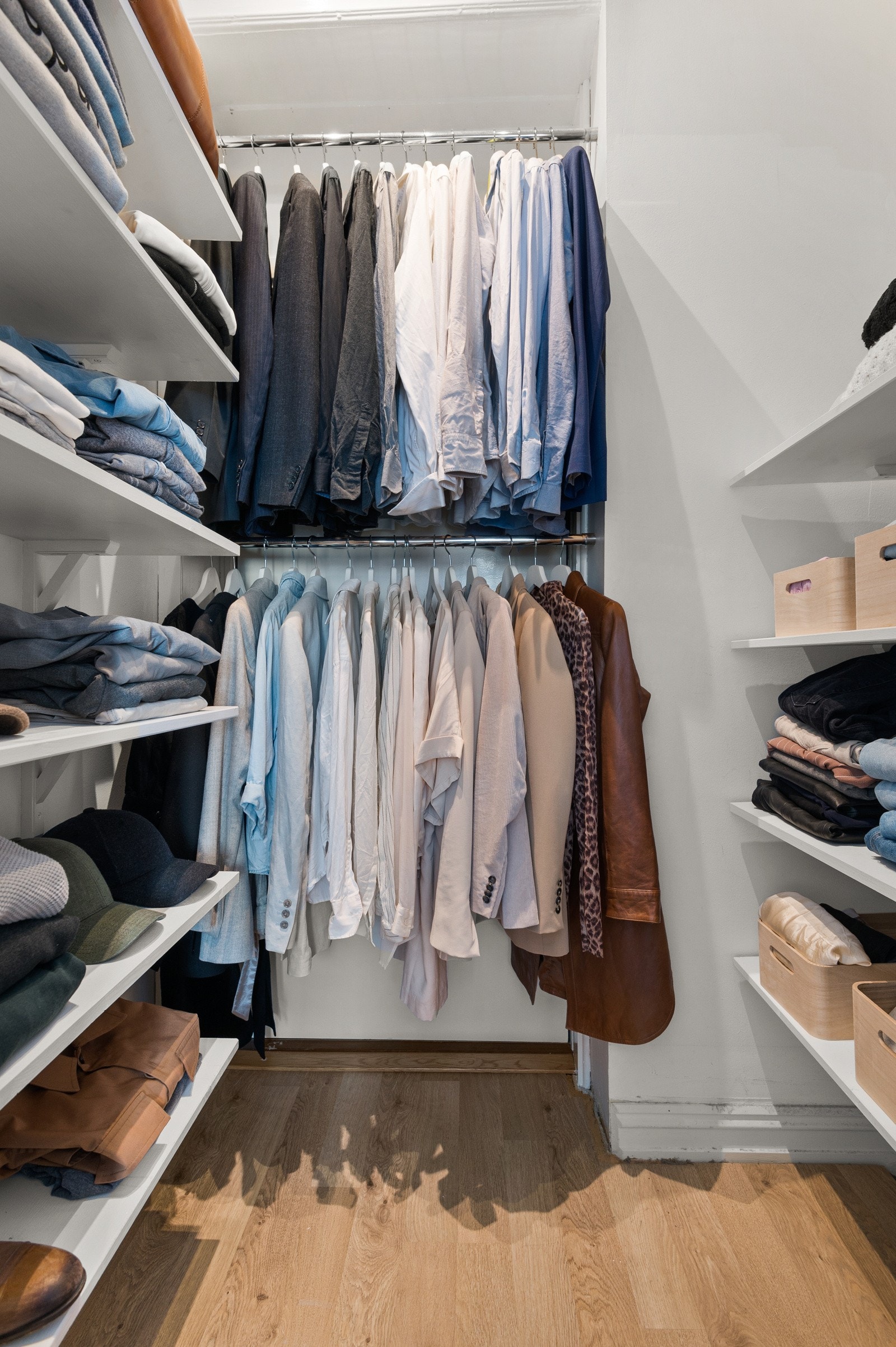 Her har du god oppbevaringsplass i åpen garderobeløsning med hyller og oppheng. Galleribilde