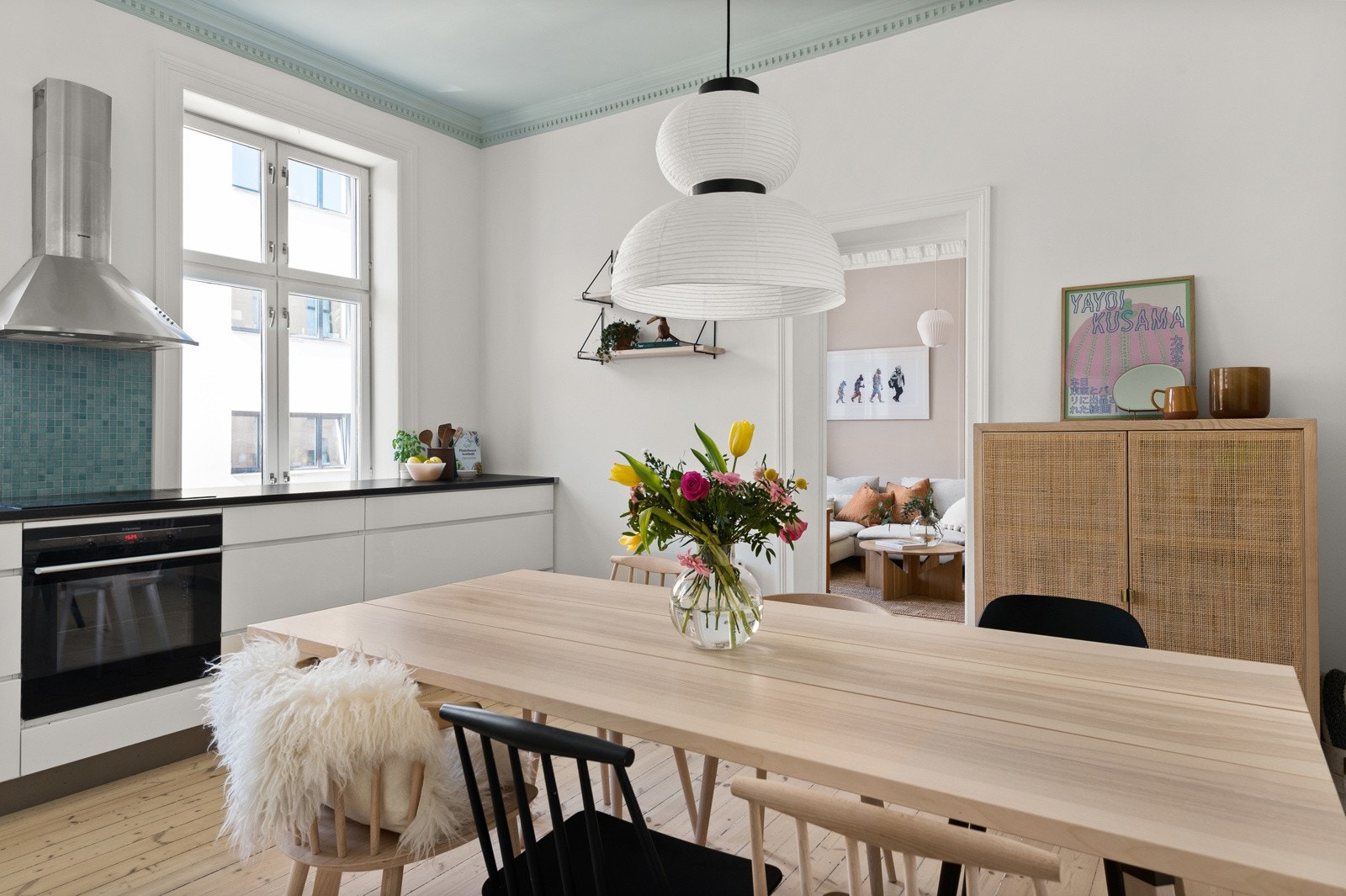 God standard med lyse originale tregulv, glatte lysmalte overflater, himling med flott stukkatur malt i en delikat farge. Galleribilde