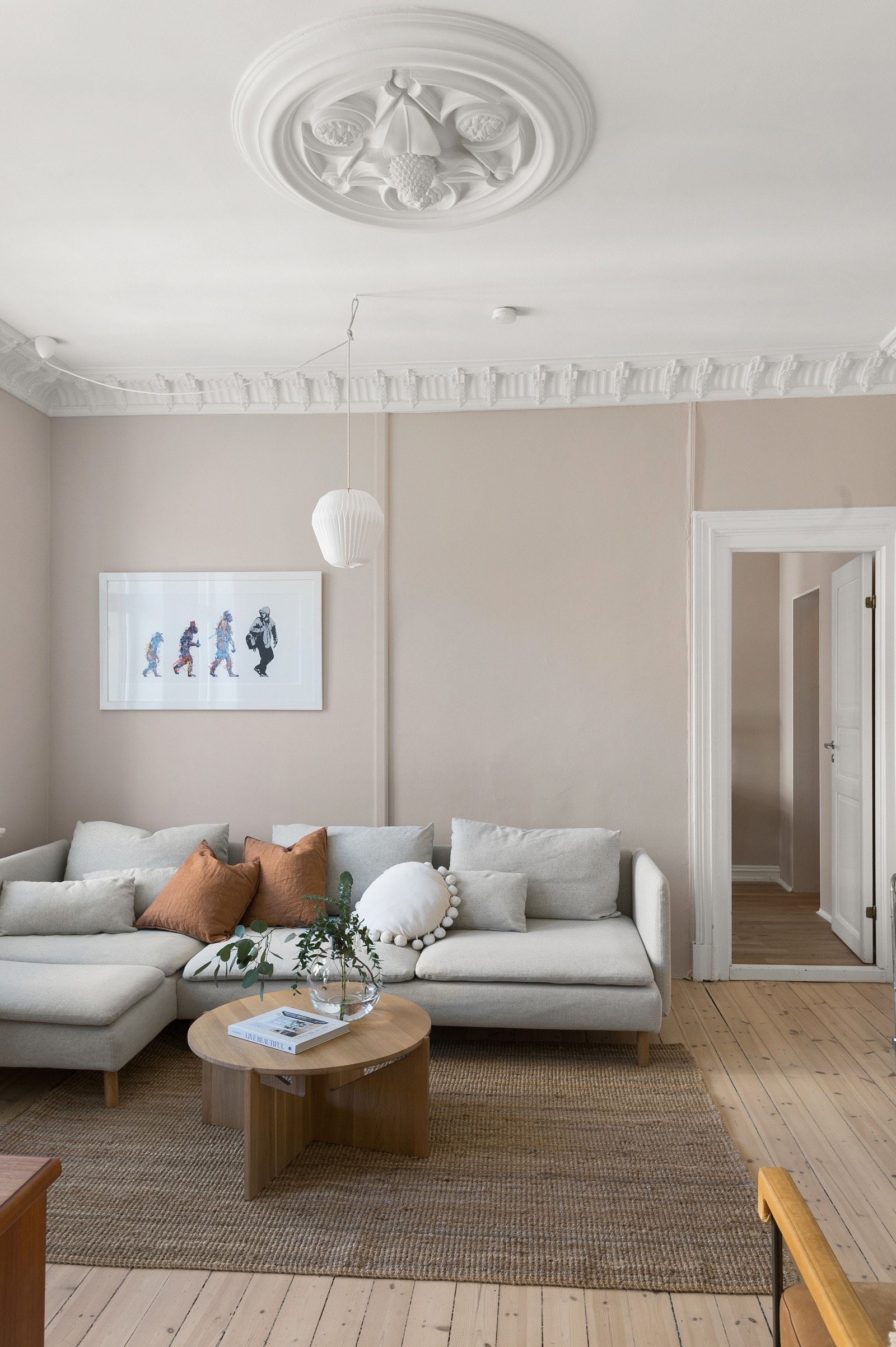 Lysinnslippet sammen med den gode takhøyden på ca. 3,01 meter bidrar til en god og luftig romfølelse. Galleribilde