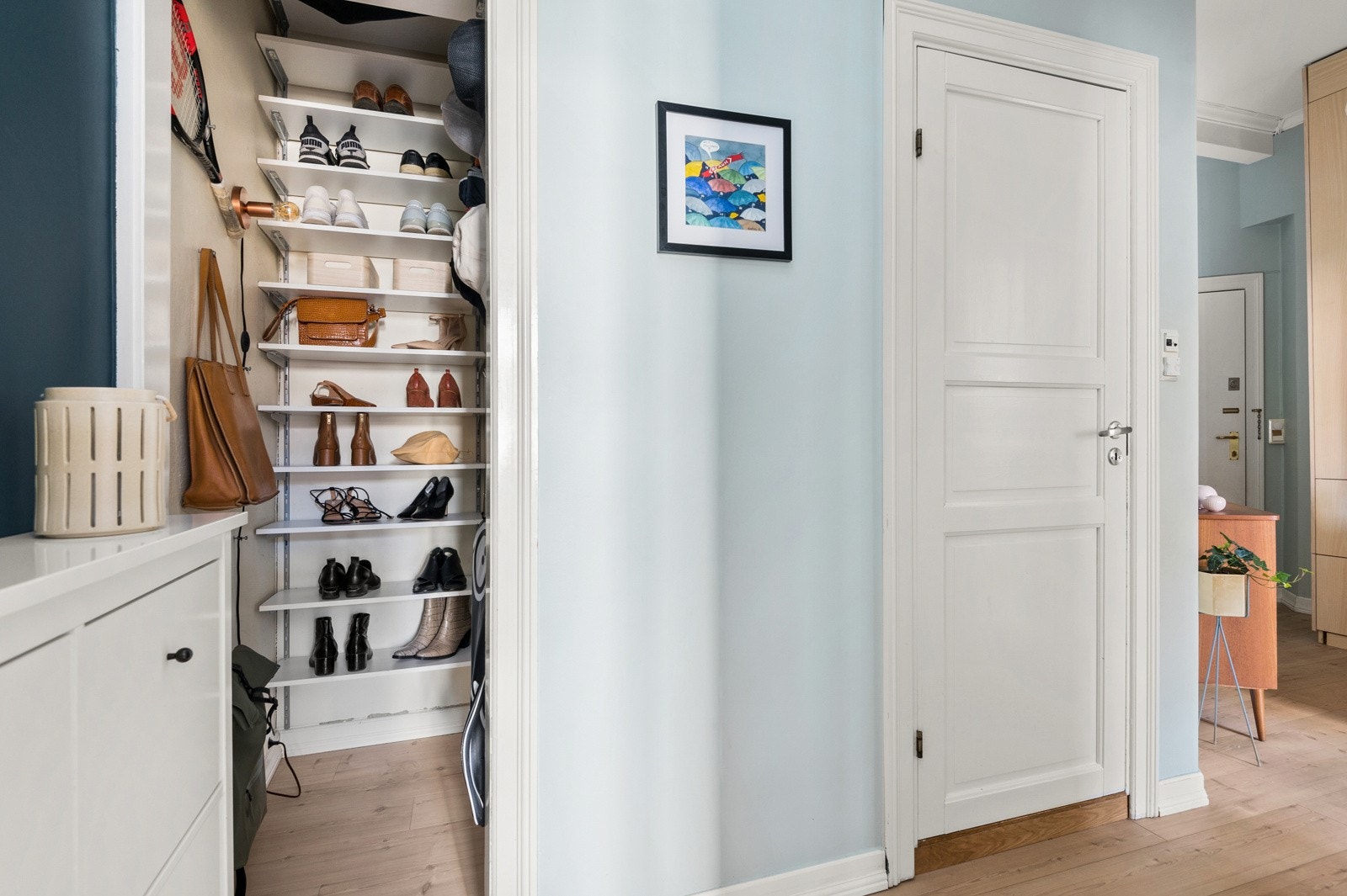 Entréen har nyere (fra 2018) enstavs laminat på gulv og glatte overflater malt i en nydelig lys og tidsriktig farge. Galleribilde