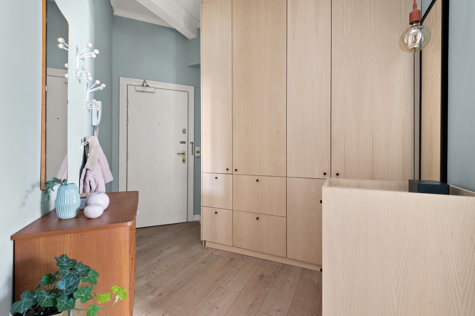 Du ønskes velkommen inn i en lys, innbydende og praktisk entré. Gangen/entréen ble totalrenovert i 2018 med blant annet nytt gulv, helsparkling og maling av vegger/tak samt nye, flotte og plassbygde skap som utnytter hele leilighetens høyde. Galleribilde