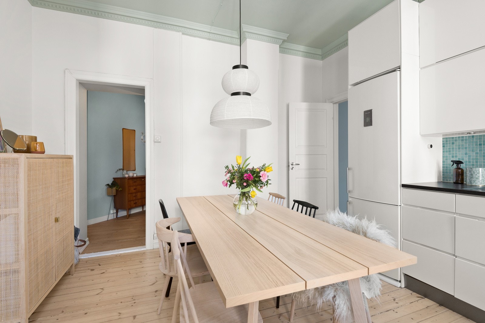 Både integrerte hvitevarer og det frittstående kjøleskapet medfølger i handelen. Galleribilde