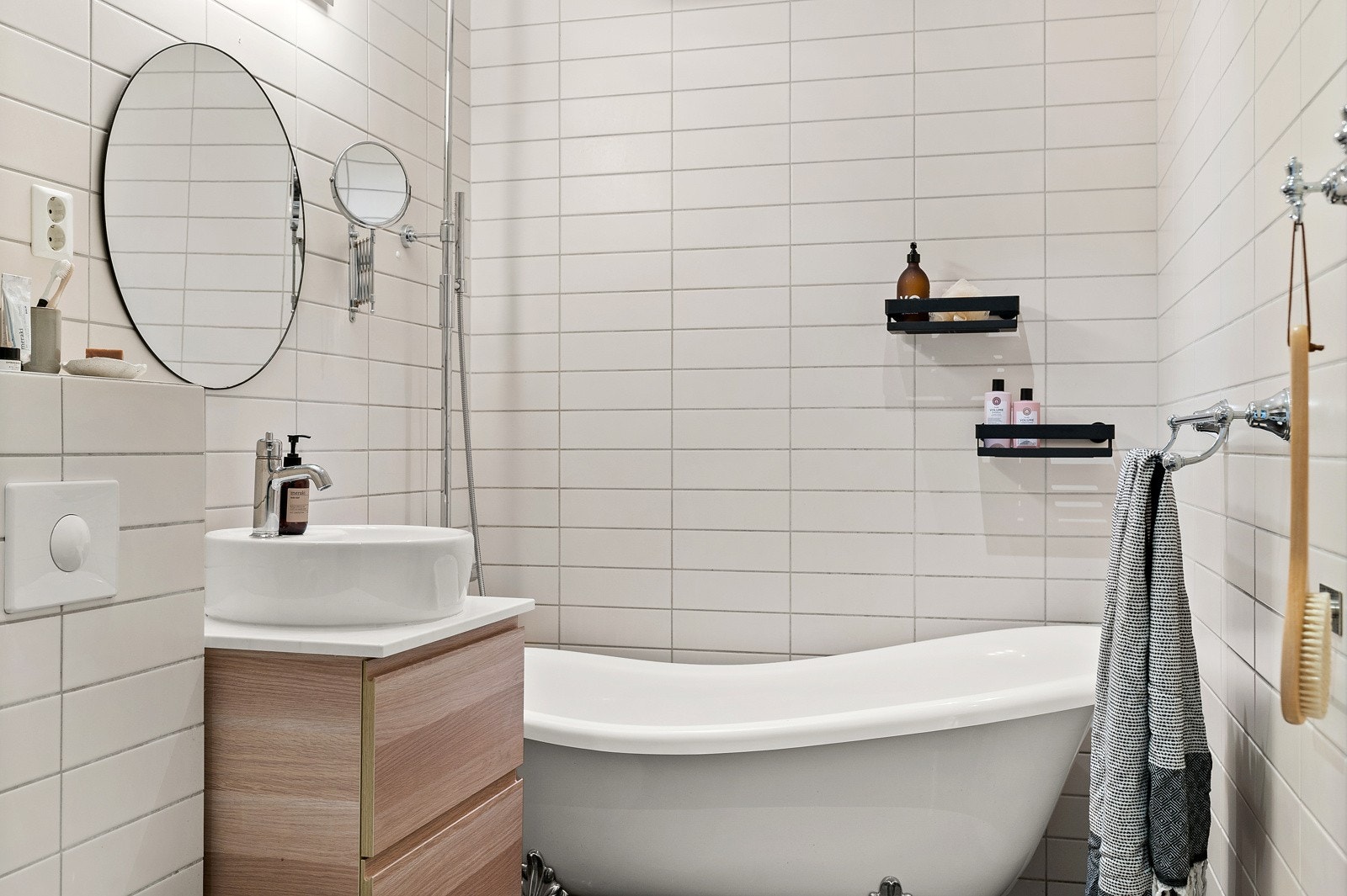 Pent frittstående badekar med løveføtter og både hånd- og regnfallsdusj. Baderommet er også utstyrt med vegghengt toalett. Galleribilde