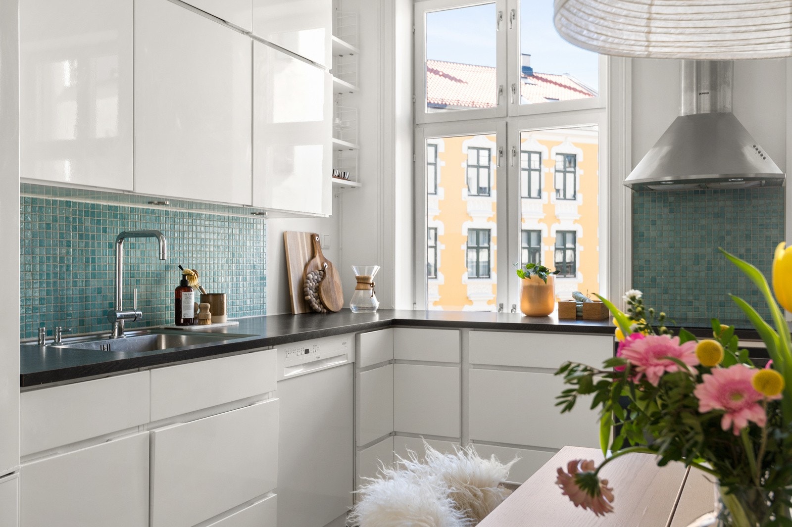 Kjøkkenet er utstyrt med integrerte hvitevarer som stekeovn, platetopp og oppvaskmaskin, samt plass til frittstående kjøleskap m/frysedel. Galleribilde