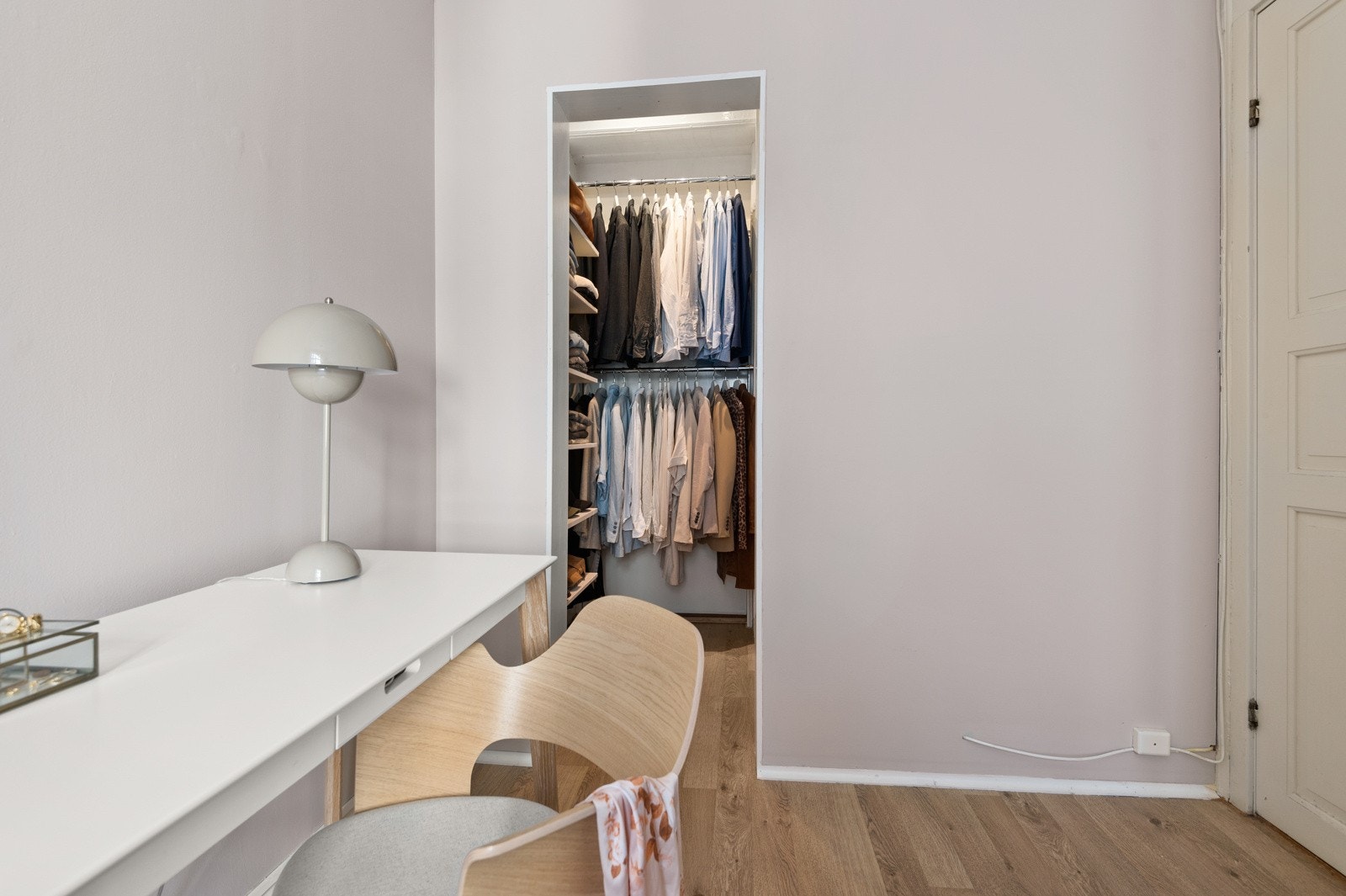 Fra soverommet har du også adkomst til et svært praktisk og romslig omkledningsrom. Galleribilde