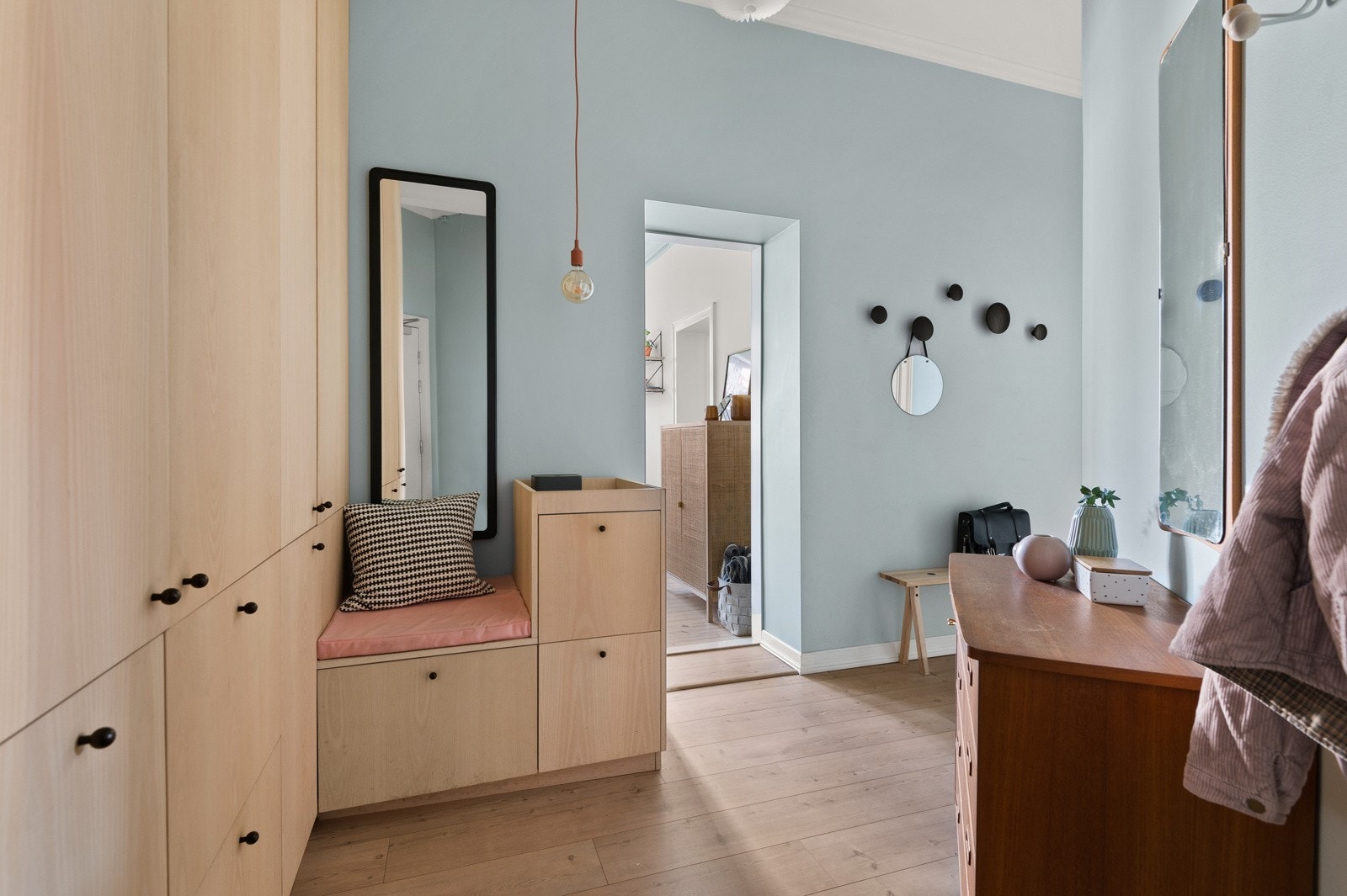 Når du entrer leiligheten får du umiddelbart et positivt inntrykk av den lyse leiligheten med sin gode standard og fine detaljer. Galleribilde