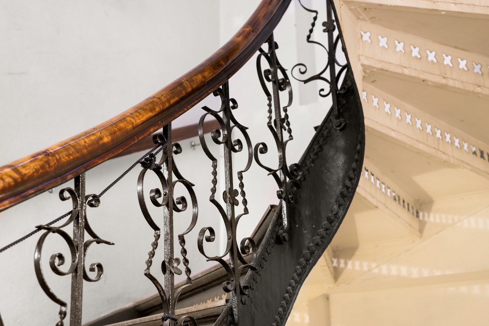 Flott klassisk trappeoppgang tar deg videre opp til takterrassen. Galleribilde