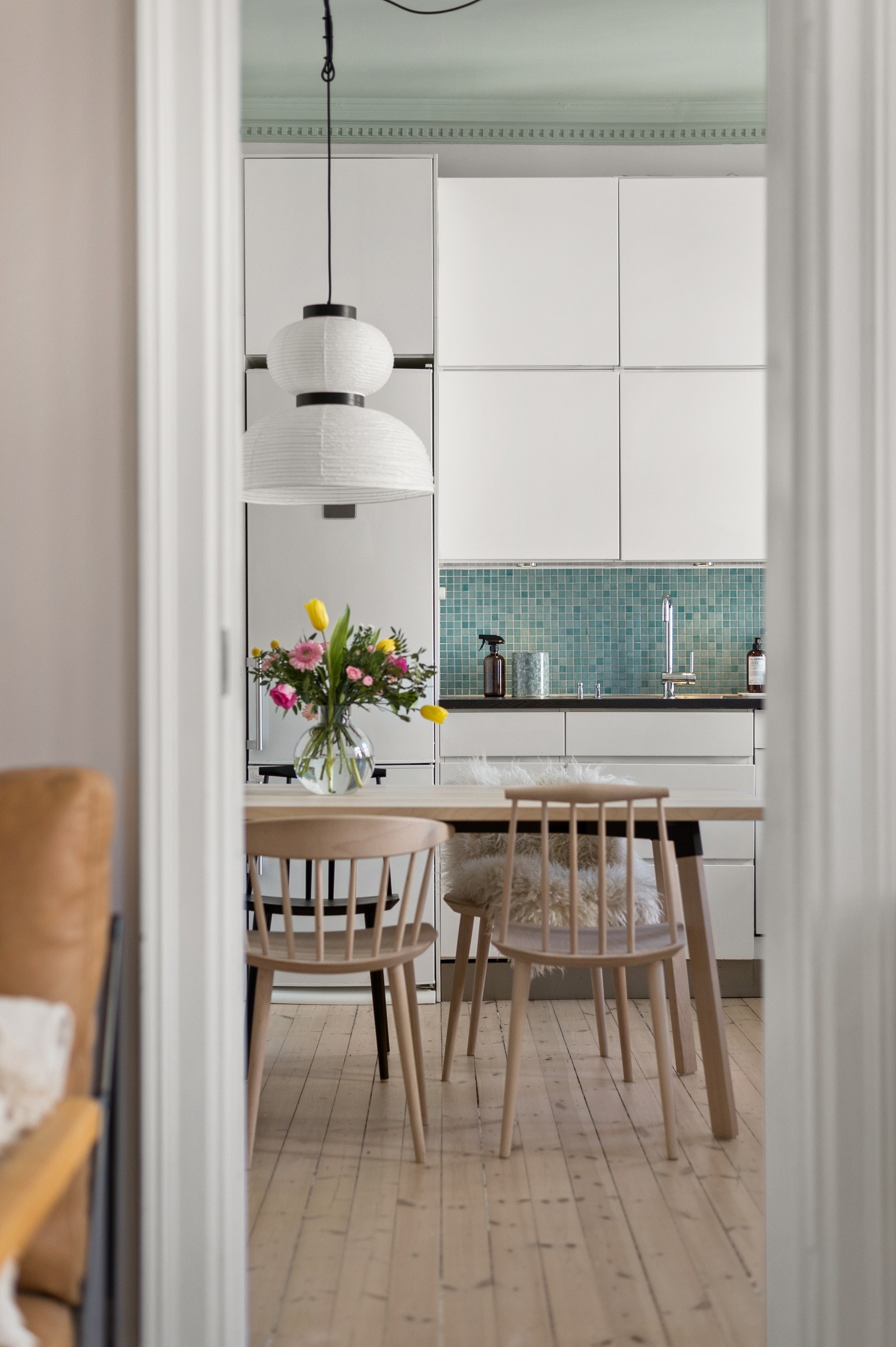 Kjøkkenet ligger i et eget rom i naturlig tilknytning til stuen. Galleribilde