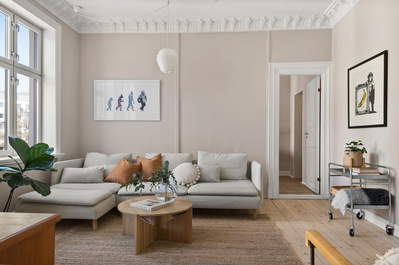 Stuen er det naturlige oppholdsrommet i leiligheten, og er et stort, lyst og fint rom. Galleribilde