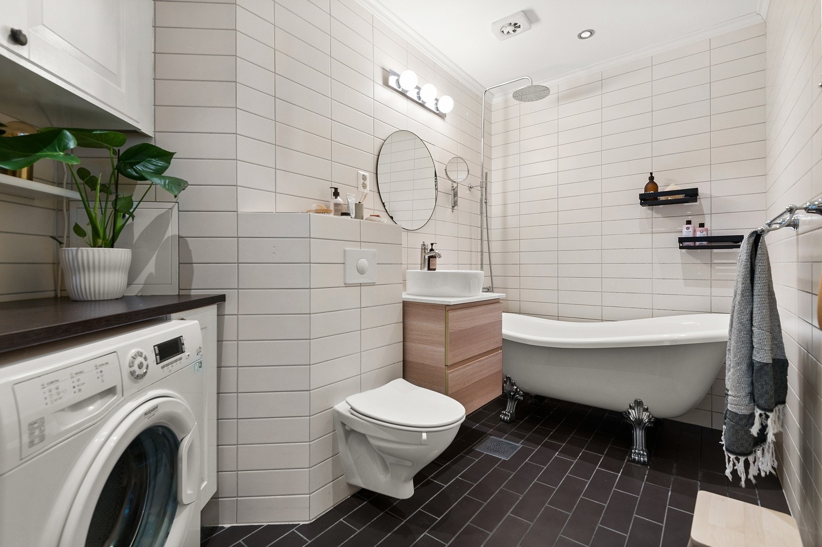 Leiligheten har et lyst og pent flislagt baderom som ble pusset opp i 2007. Galleribilde