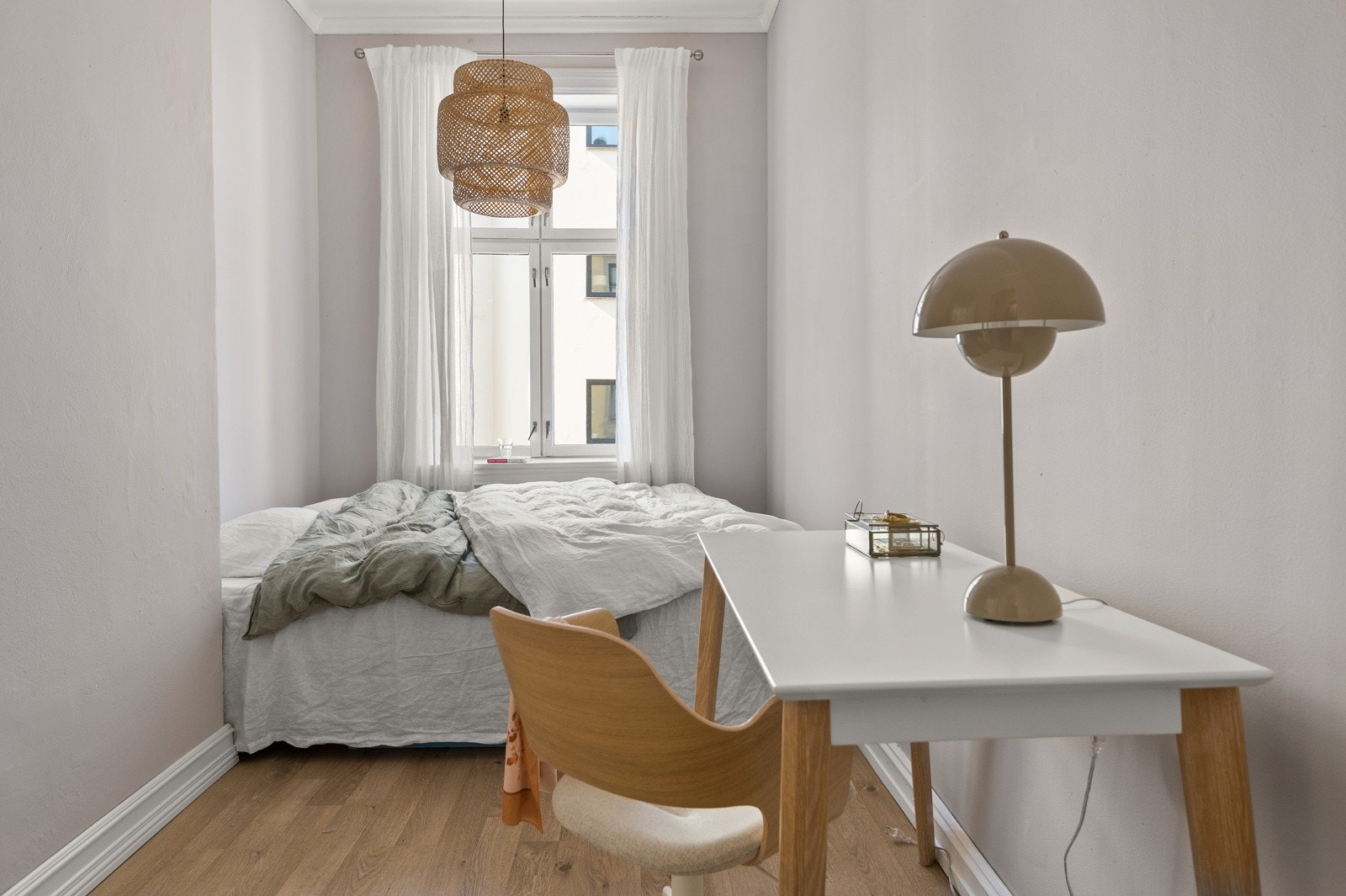 Leiligheten har et lyst og innbydende hovedsoverom av god størrelse. Soverommet har parkett på gulv og glatte overflater malt i en nydelig lys farge. Galleribilde