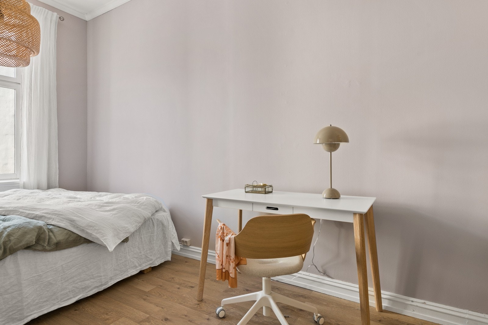 På soverommet har du naturlig plass til en dobbeltseng, samt en kontorpult eller kommoder. Galleribilde