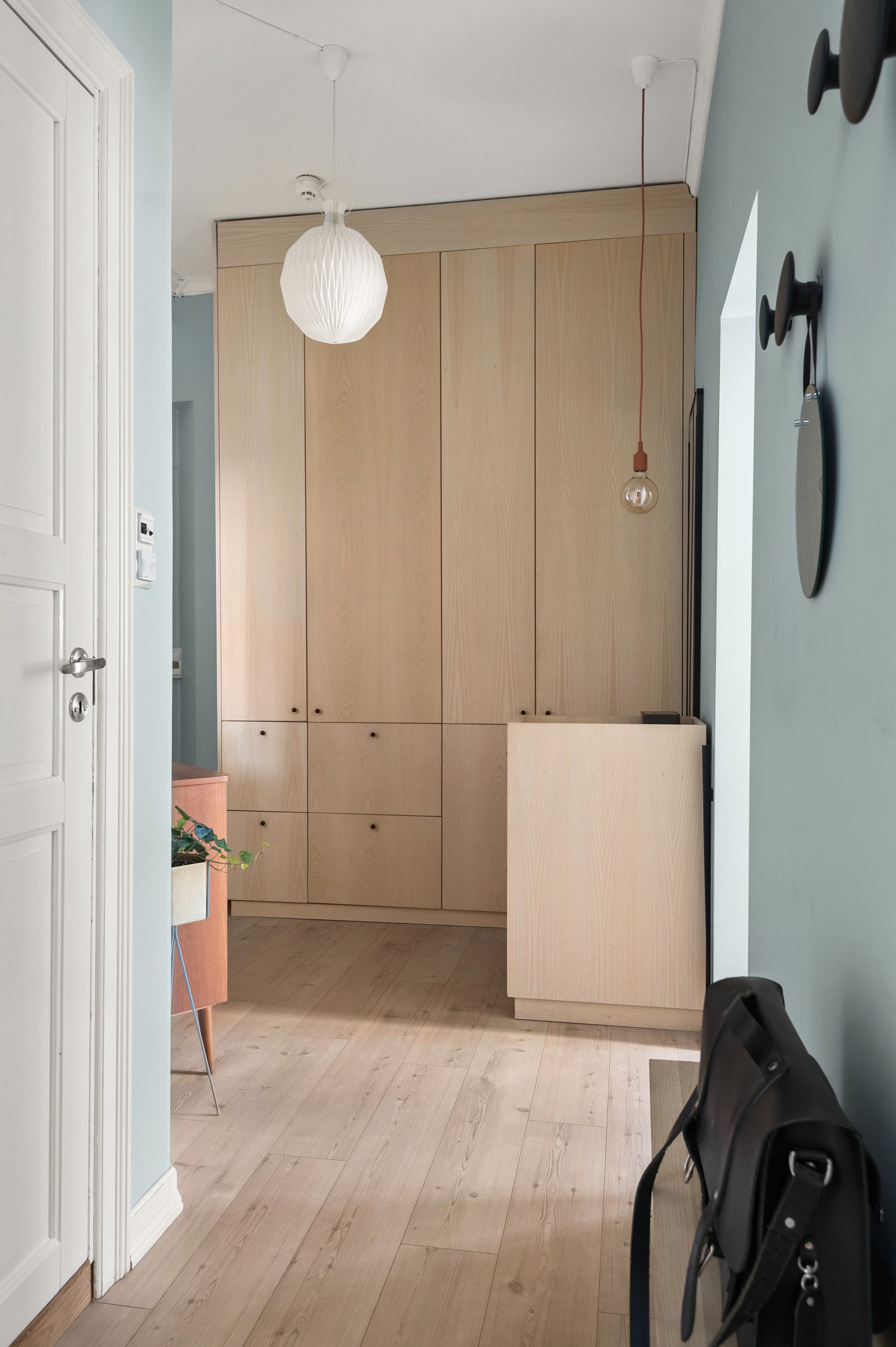 Rikelig med oppbevaringsplass i flotte plassbygde garderobeskap med integrert sittebenk. Veldig stilig møbel, designet og utført av selskapet Ett Rom Til. Galleribilde