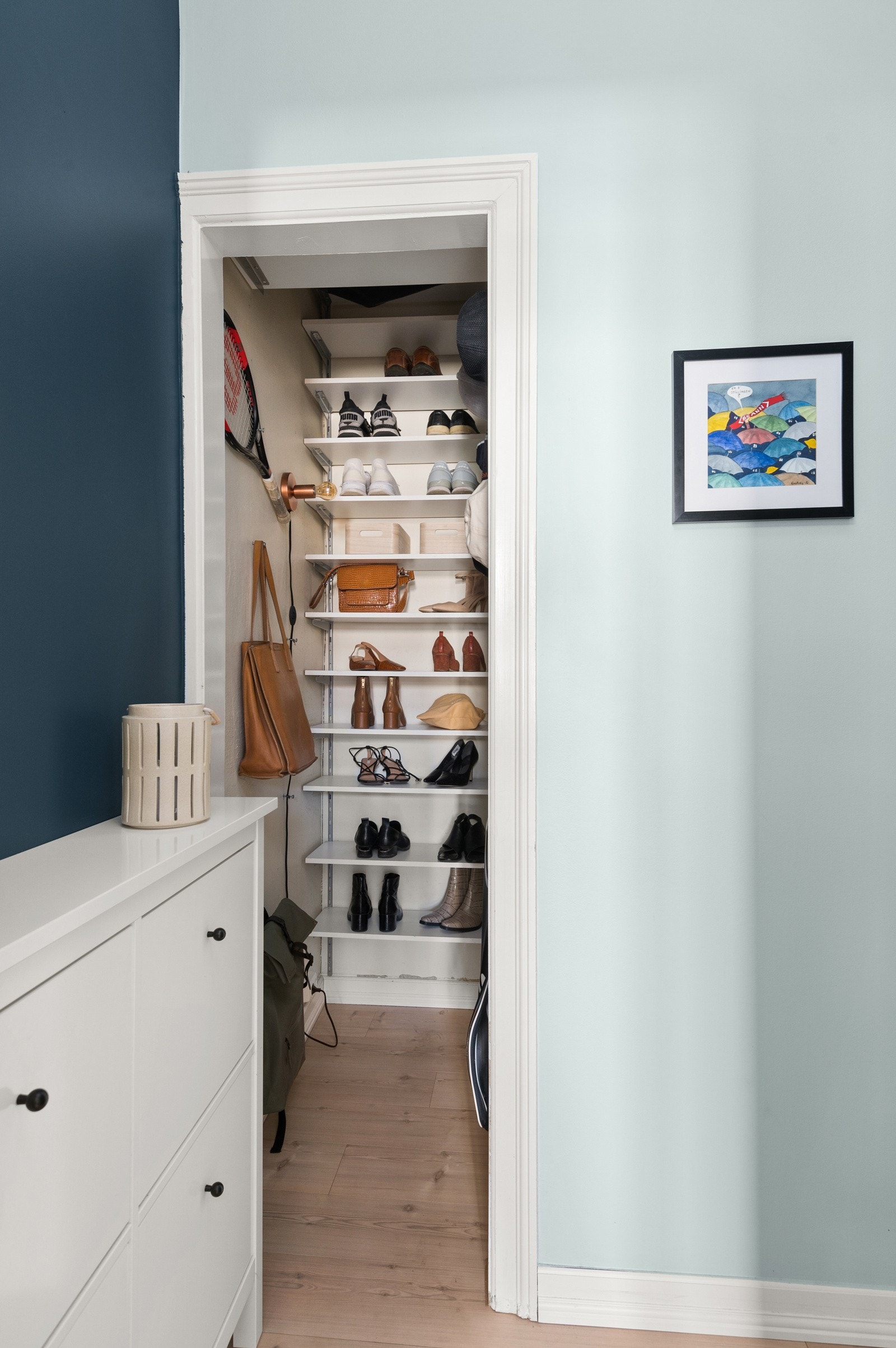 Videre bortover i gangen har du også et åpent garderoberom med ytterligere god oppbevaringsplass. Galleribilde