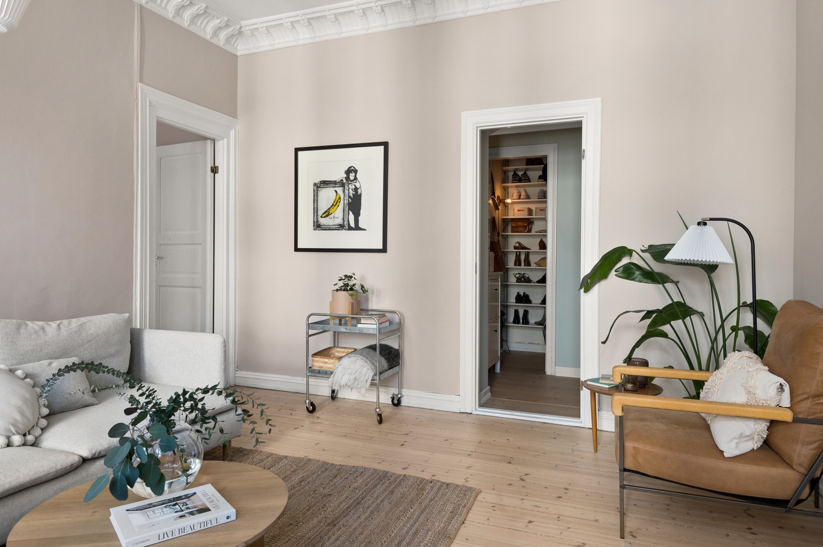 God standard med lyse tregulv og glatte overflater malt i en nydelig lys farge. Galleribilde