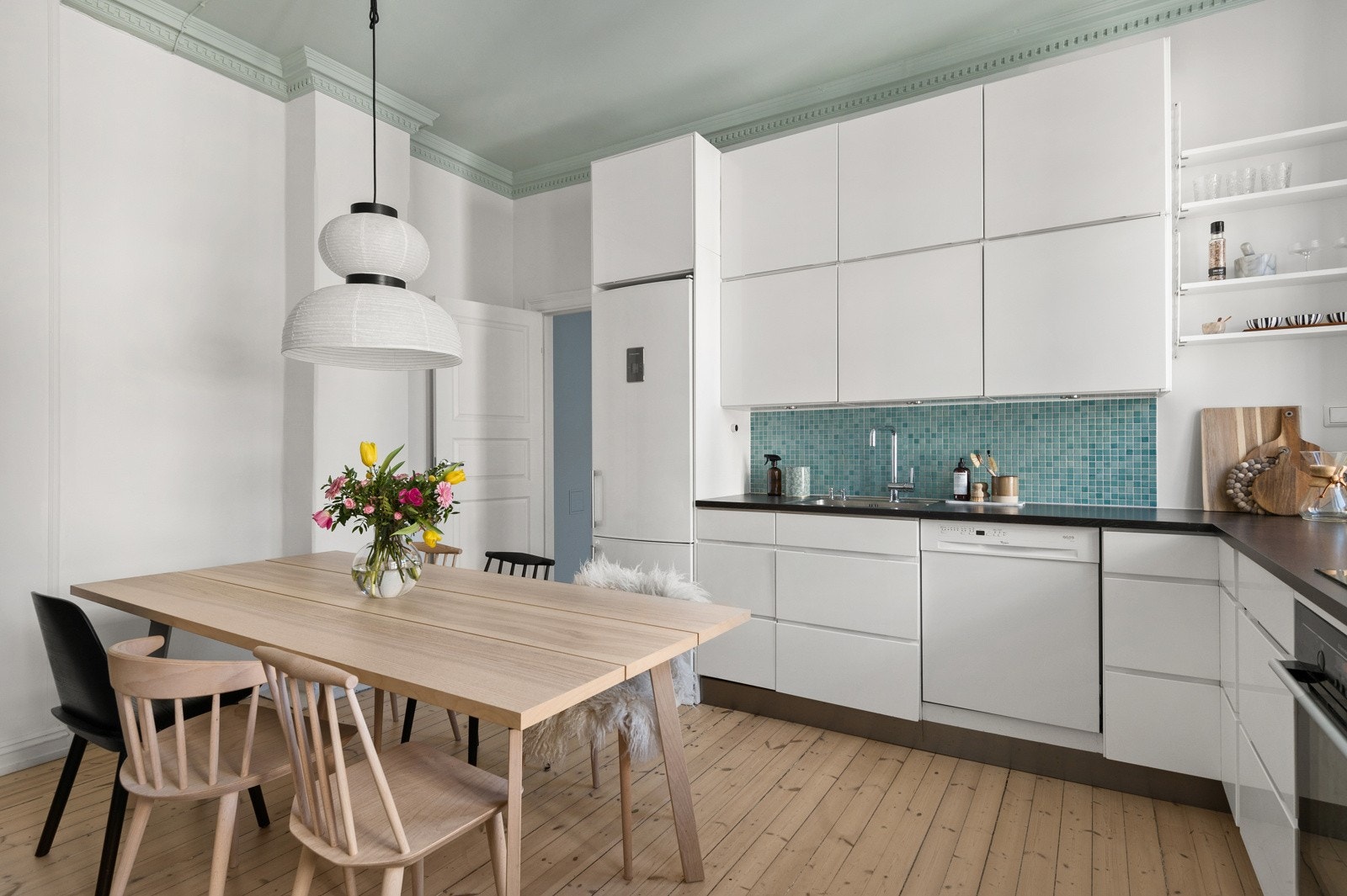 Moderne og tidløs kjøkkeninnredning fra Kvik som var ny i 2012. Galleribilde