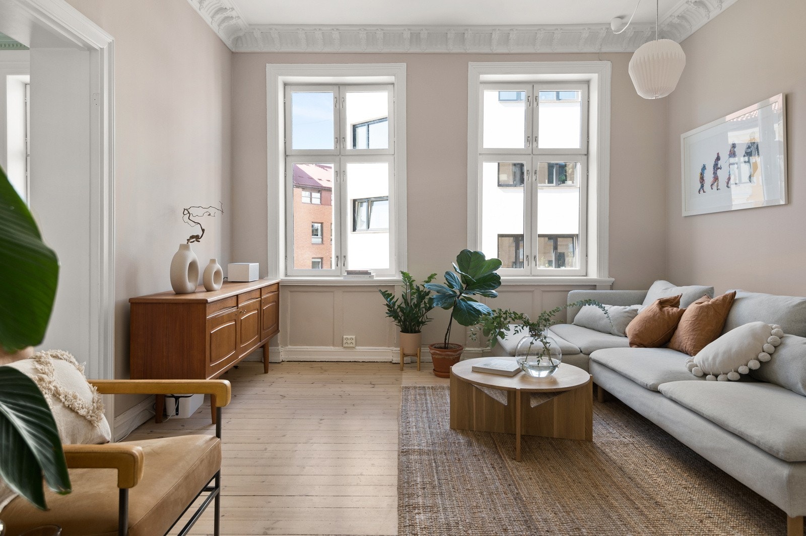 En stor, lys og nydelig 3-roms leilighet beliggende i 3. etasje i en flott klassisk bygård. Galleribilde