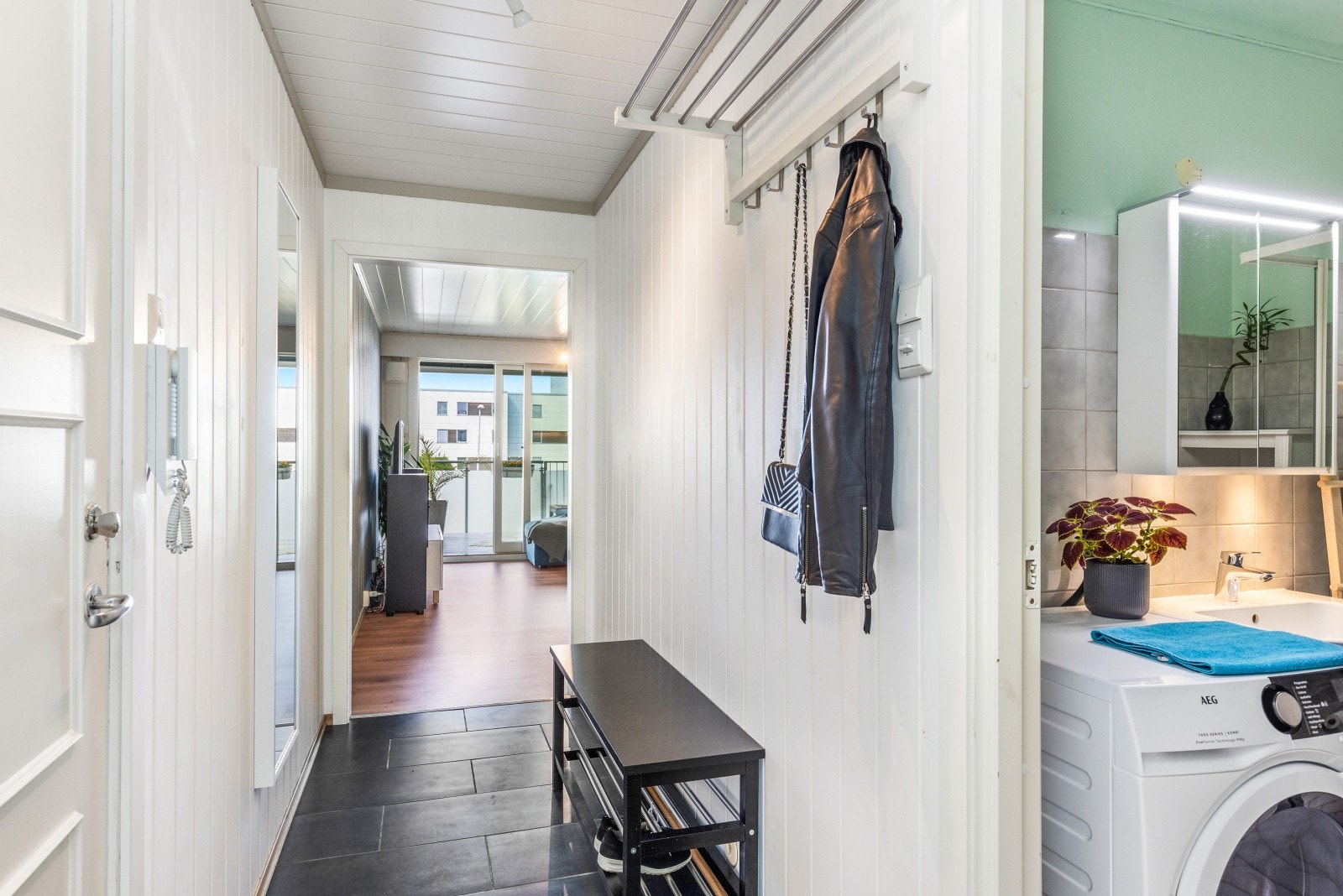 Gang med porttelefon. Sikringsskapet er rett utenfor ytterdøren og er oppgradert med automatsikringer. Galleribilde