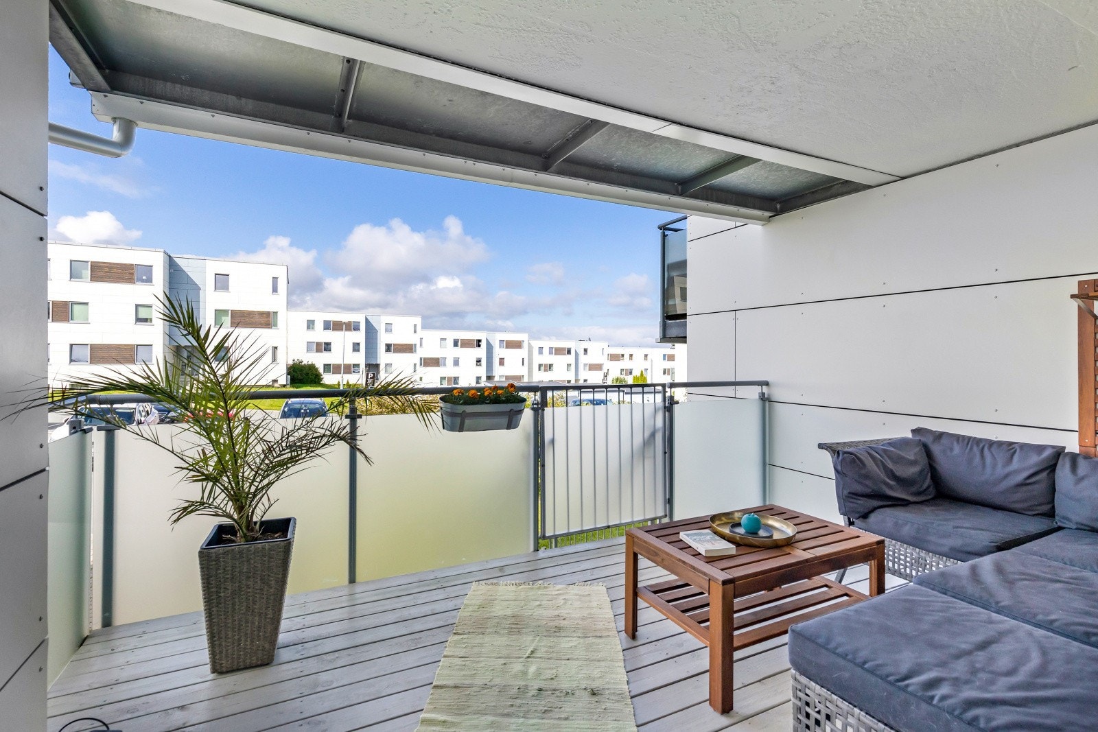 Stor og vestvendt balkong på ca. 10 kvm. Her nyter man glimrende solforhold fra ca. kl. 13:00 til 22:00 på sommerstid. Galleribilde