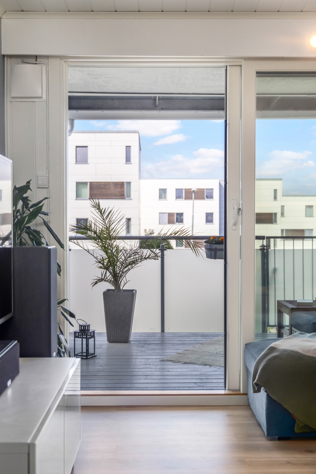 Fra stuen er det direkte utgang til balkong via skyvedør. Galleribilde