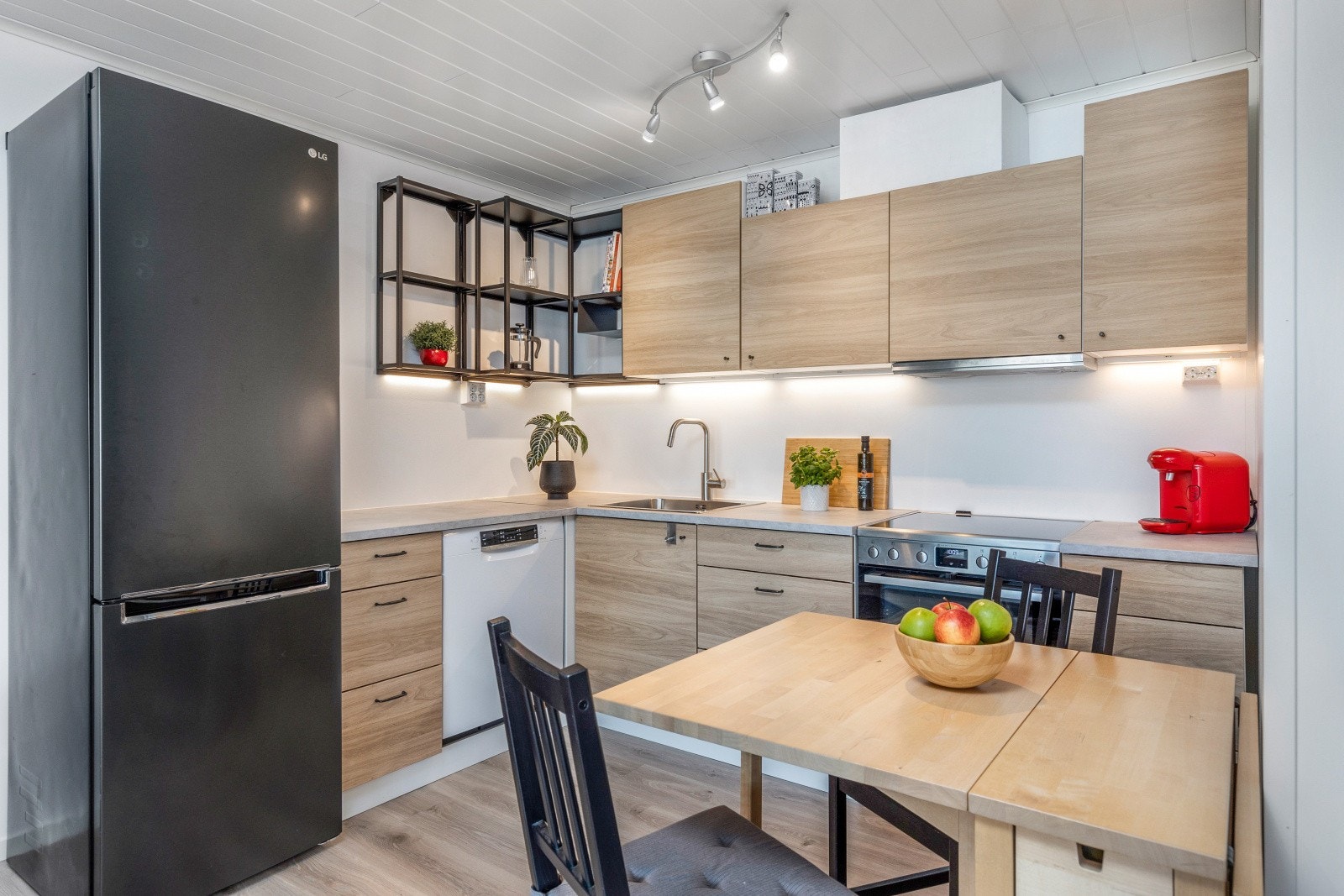 Her er det også installert ny varmtvannsbereder, waterguard/vannstopper på oppvaskmaskin og egen stoppekran for leiligheten. Galleribilde