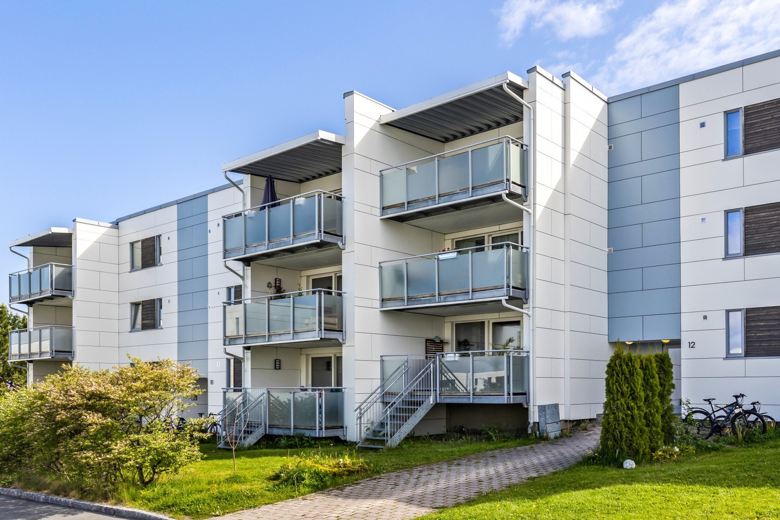 Bygget ble rehabilitert i 2016 med bl.a utvidelse av balkonger, nye vinduer/balkongdør, etterisolering av vegger/tak, ny fasadekledning og utbedret ventilasjonssystem. Galleribilde