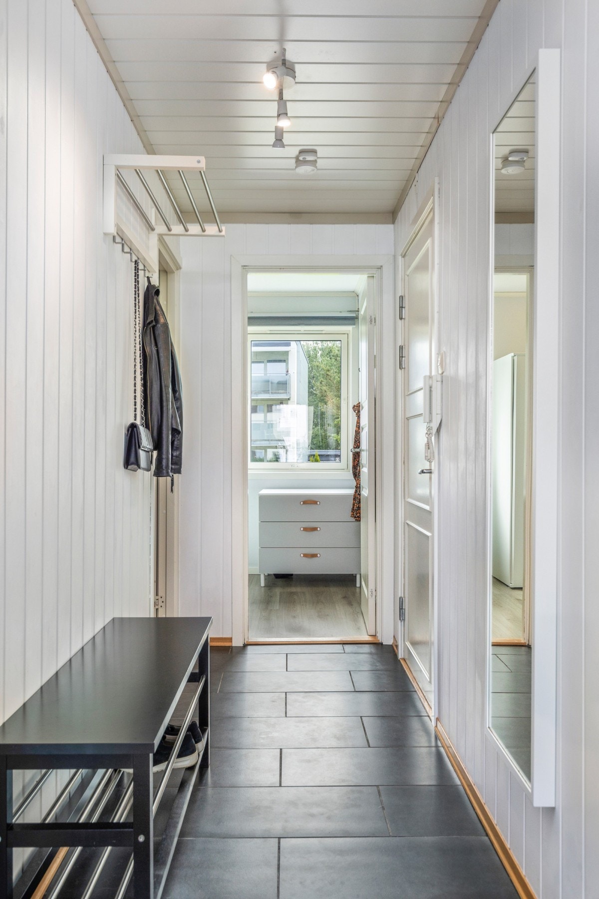 Gang sett mot soverom. Galleribilde