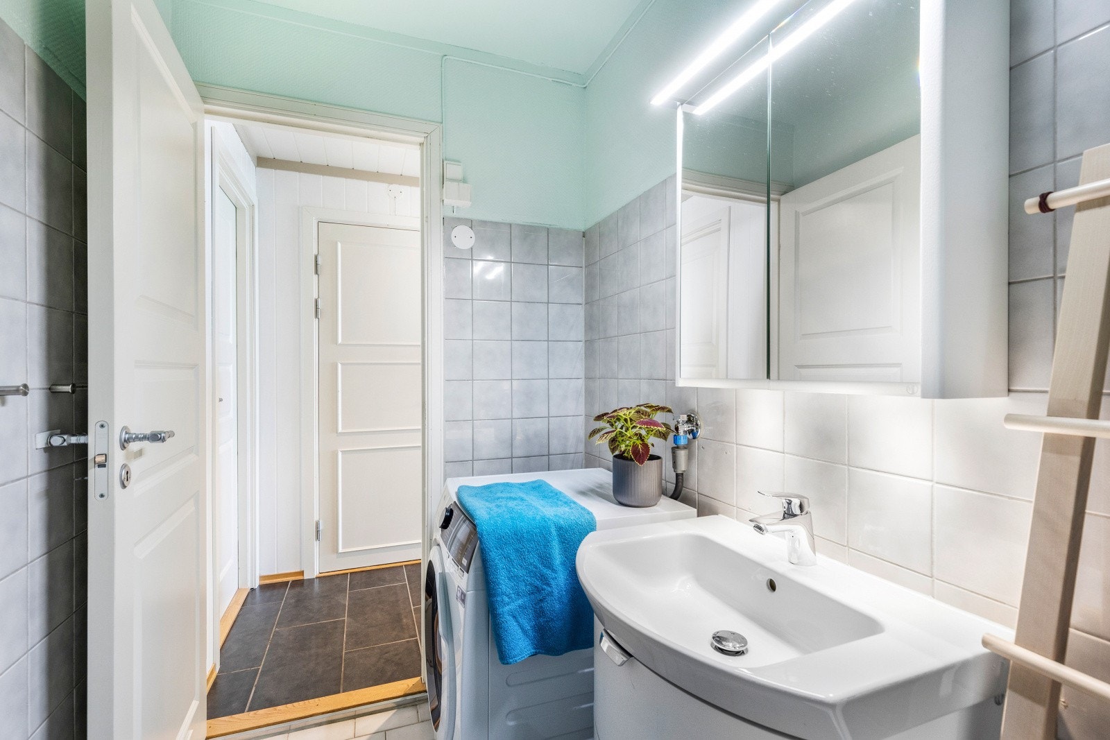 Badet er på romslige 4,1 kvm. Galleribilde