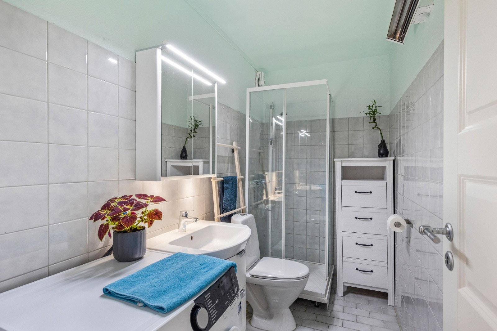 Flislagt bad med ny baderomsinnredning og dusjkabinett fra 2016. Galleribilde