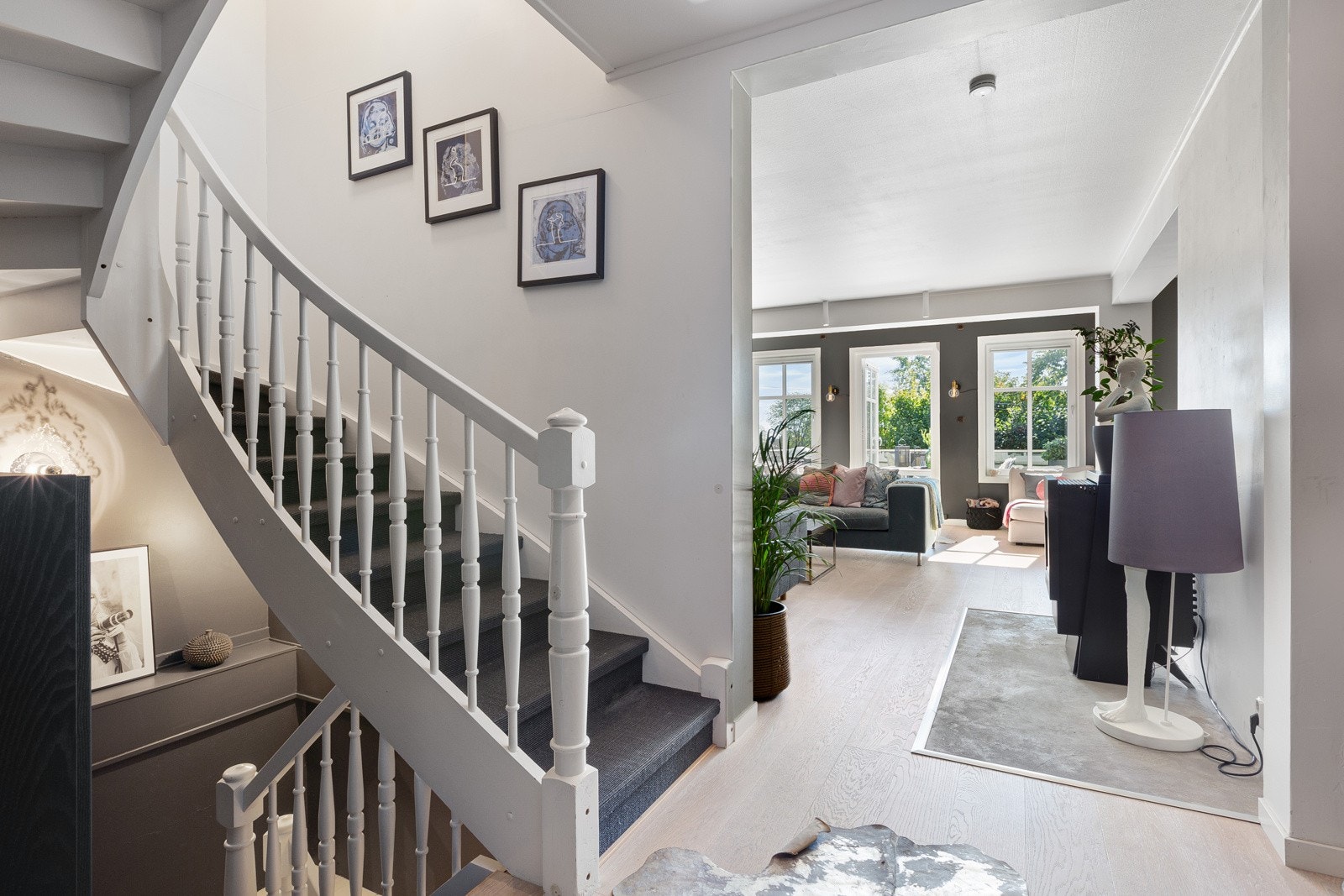 Trappegang 1. etasje hoveddel. Galleribilde