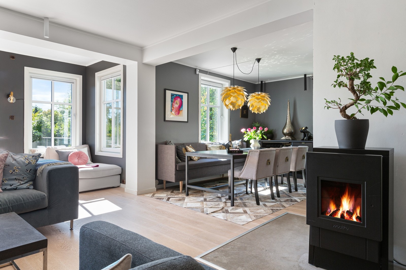 Åpen løsning mot spisestuen som gir god plass til langbord. Galleribilde