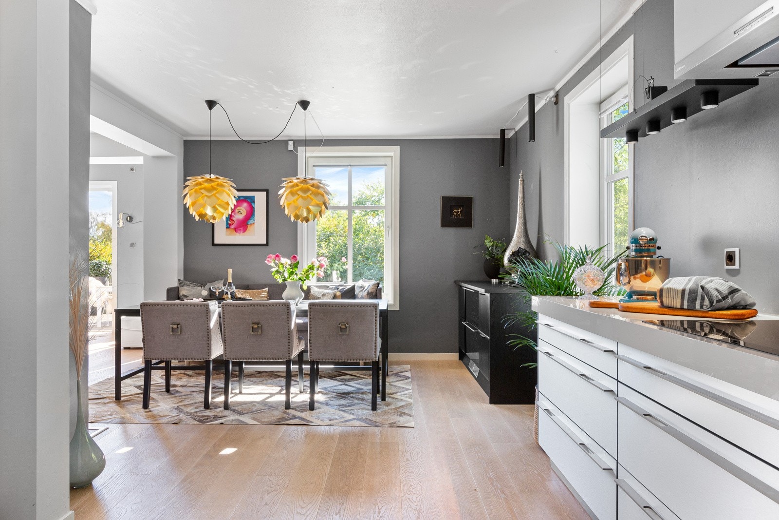 Bred induksjonstopp med fritthengende ventilator. Galleribilde