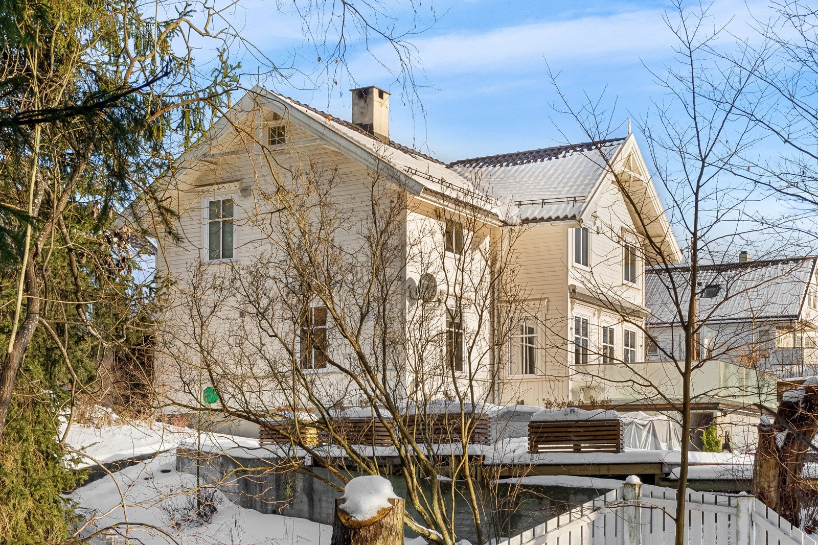 Stor og innholdsrik enebolig med pent opparbeidet hage, dobbelgarasje og mulighet for utleie. Galleribilde