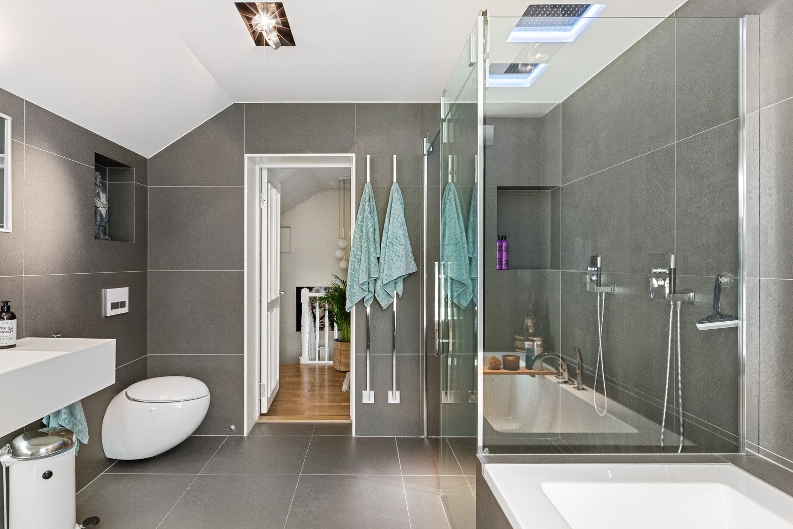 Romslig bad med vegghengt toalett og innebygget sisterne. Gjennomgående smarte og stilige detaljer. Galleribilde