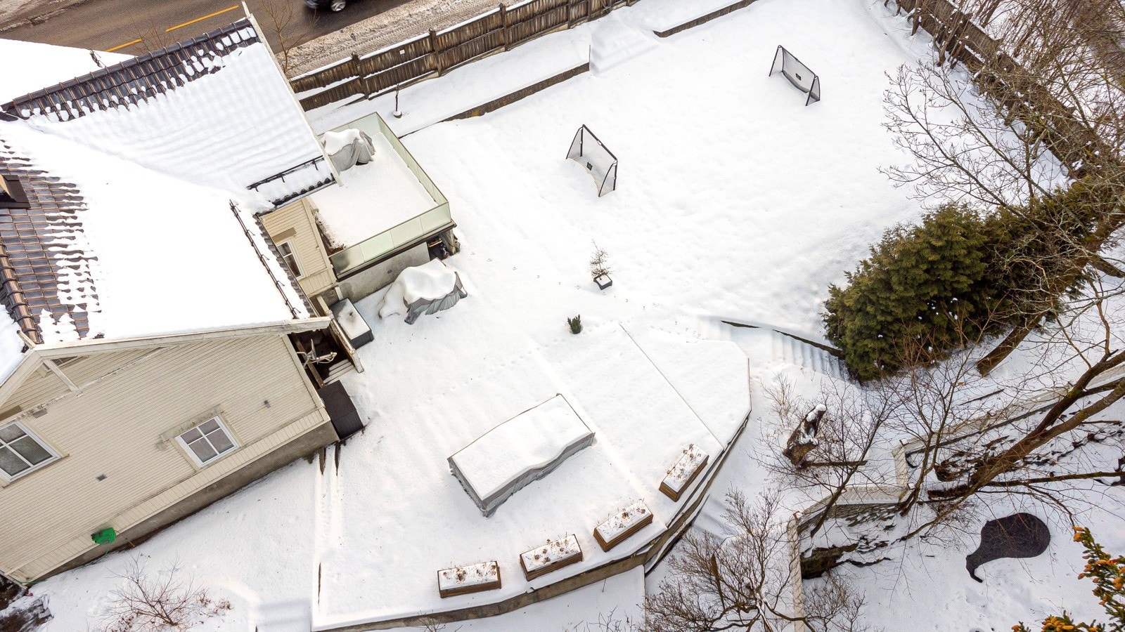 Hagen har direkte adkomst med trapp ned til idylliske Holmenbekken. Galleribilde