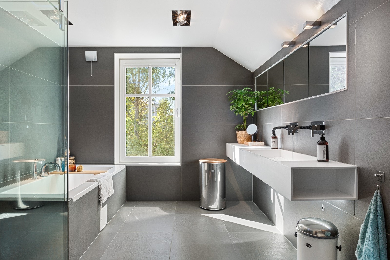 Delikat flislagt baderom med gulvvarme pusset opp i 2013. Innmurt badekar med Tapwell armatur og hånddusj. Galleribilde