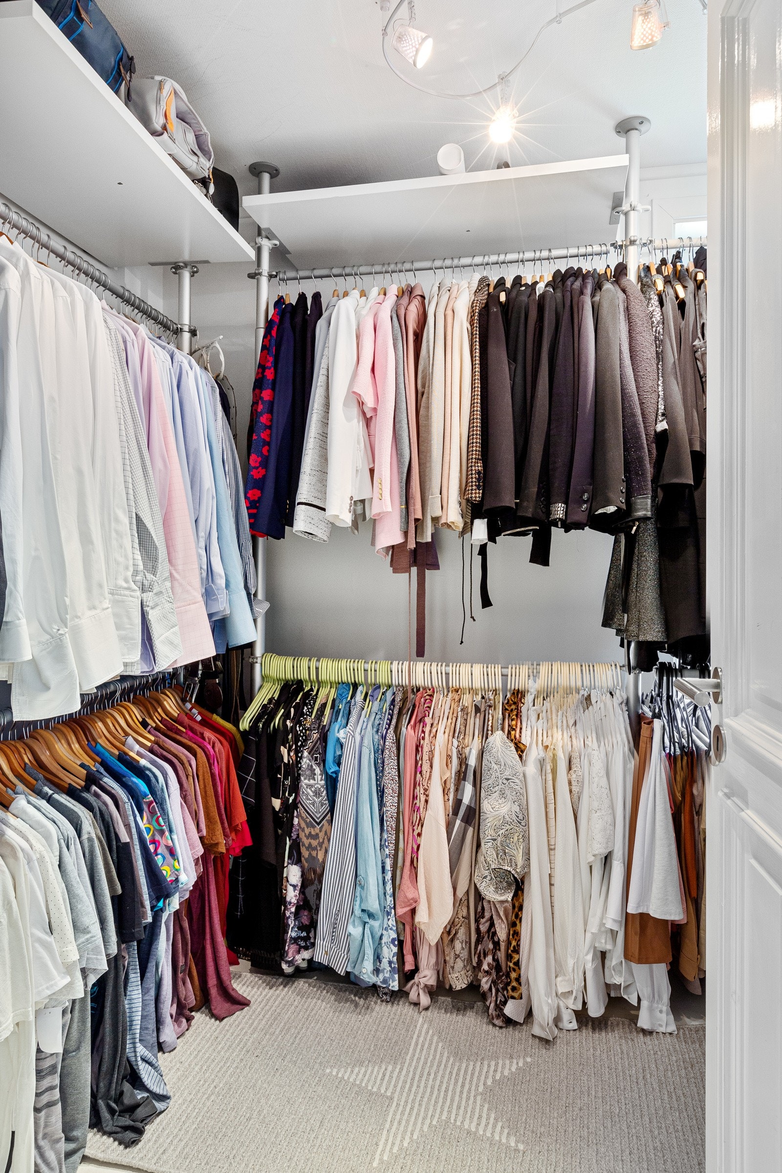 Praktisk omkledningsrom i tilknytning til soverommene i hoveddelen i 2. etasje. Galleribilde