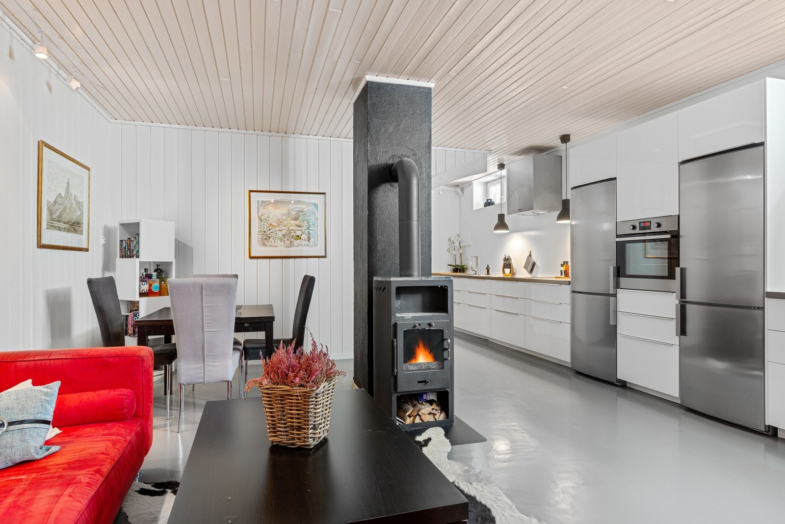 Romslig stue. spisestue og kjøkken i hybeldel med vedfyrt peis. Galleribilde
