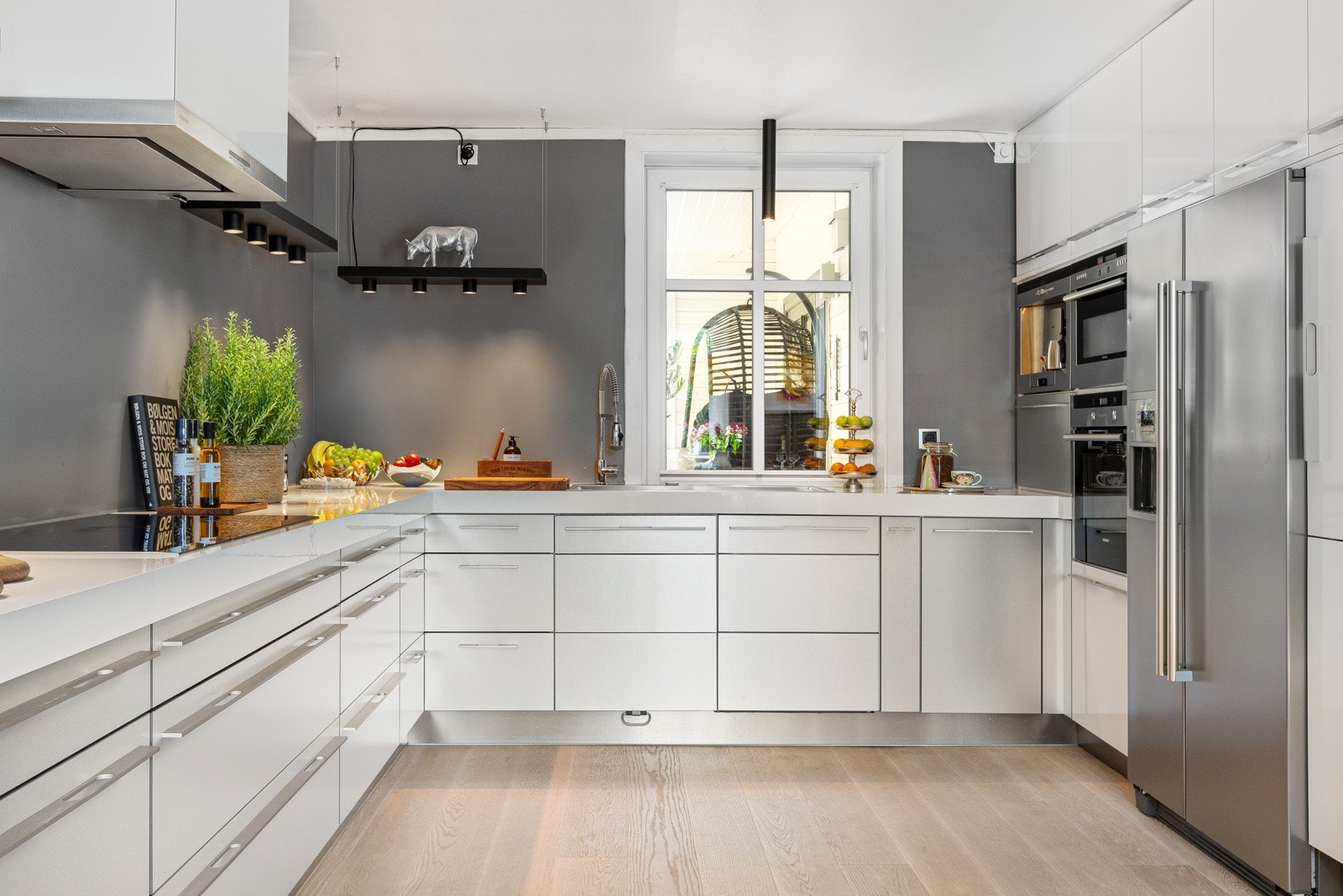 Schmidt kjøkkeninnredning med glatte fronter og laminat benkeplate med nedsenket oppvaskkum med Nobili ett-greps armatur. Galleribilde