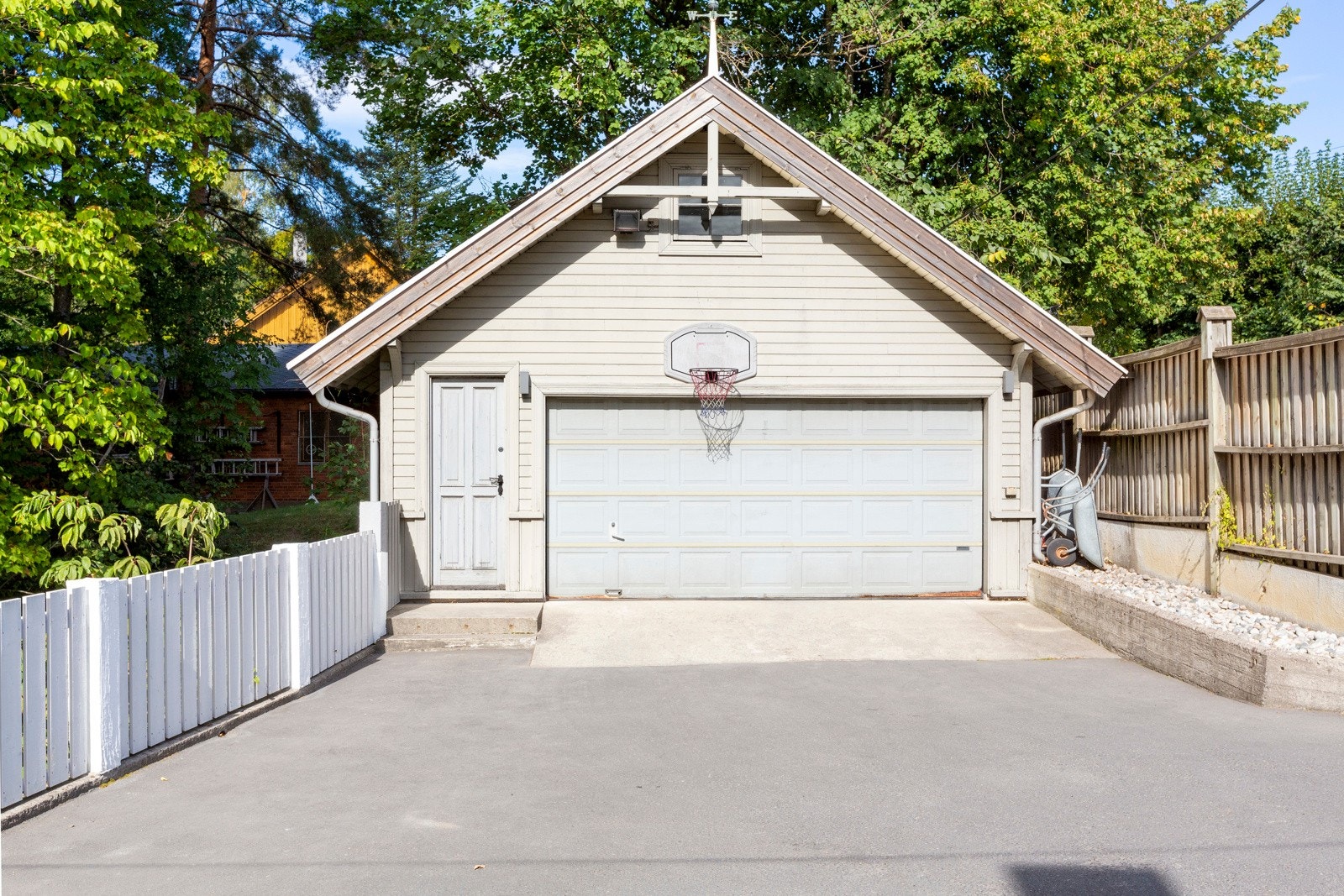 Dobbelgarasje med lagringsloft og elbil lader montert. I tillegg er det parkeringsplass til to biler på gårdsplassen. Galleribilde