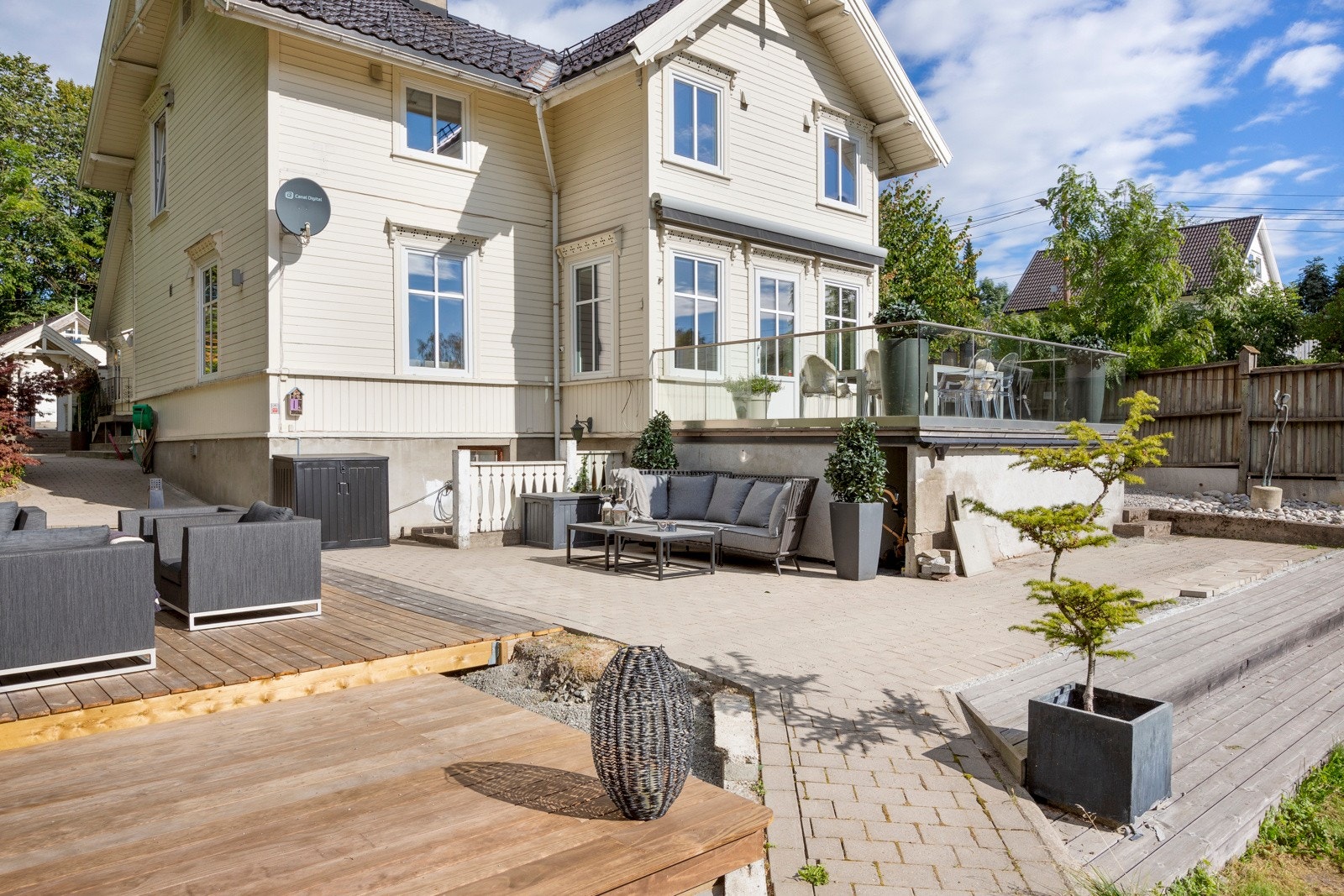 Fra eiendommen er det trapp ned til Holmenbekken. Galleribilde