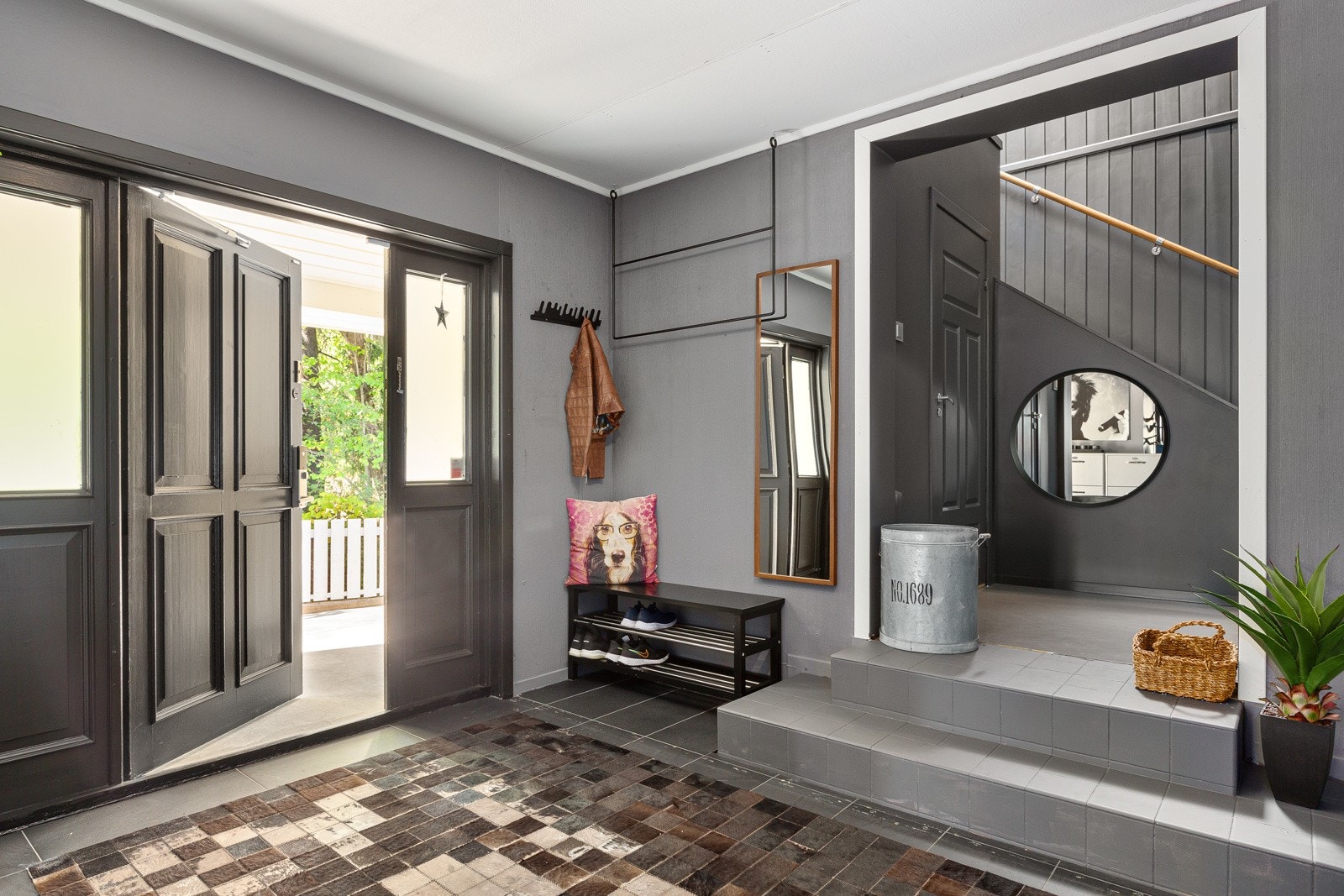 Romslig gang med god plass til å henge fra seg yttertøy. Liten trapp opp til tilbyggsdel med soverom og loftsstue. Galleribilde