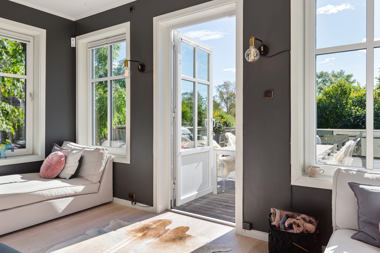 Utgang fra stue/spisestue til terrassen. Galleribilde