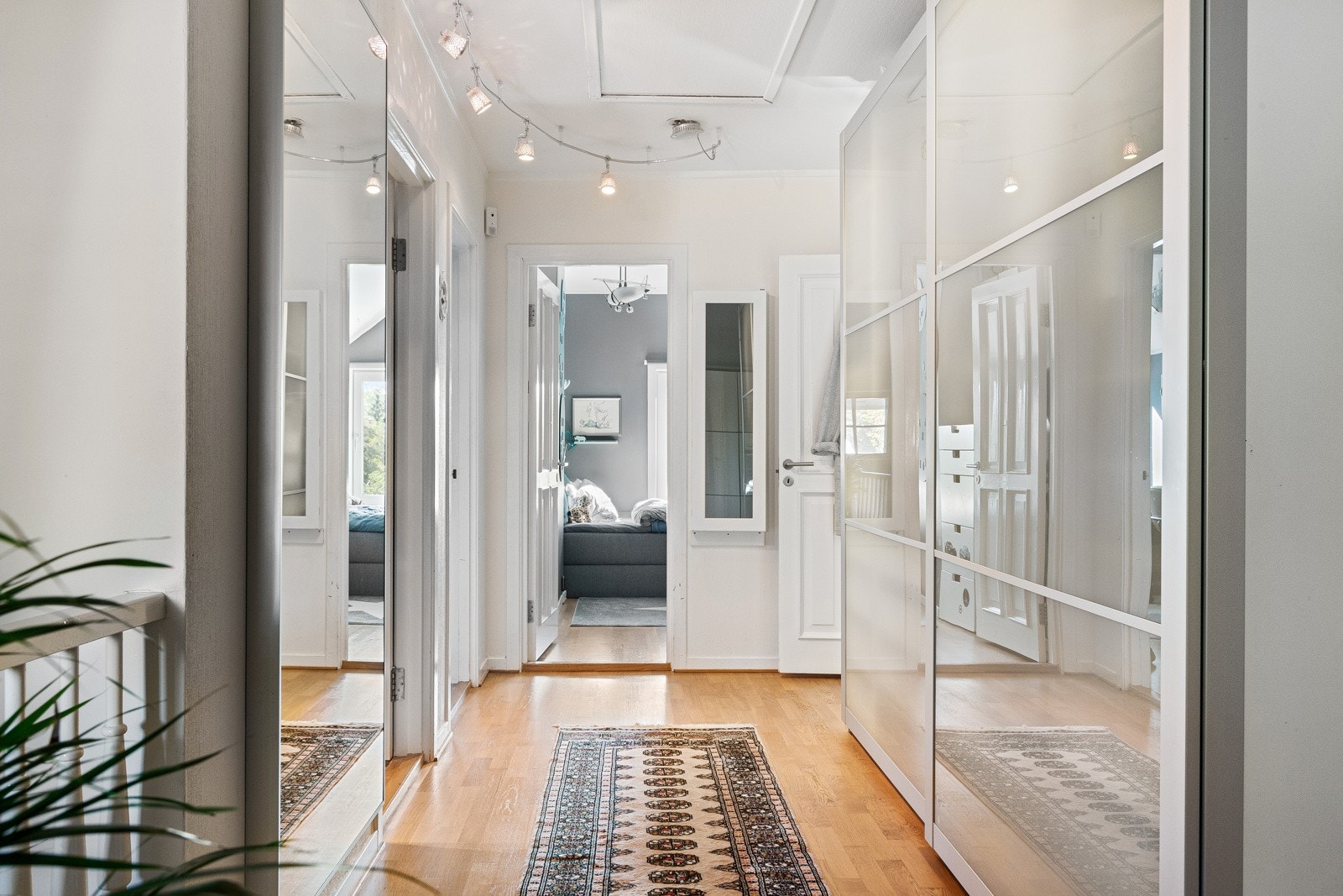 Gang i hoveddel innredet med stor skyvedørsgarderobe. Galleribilde