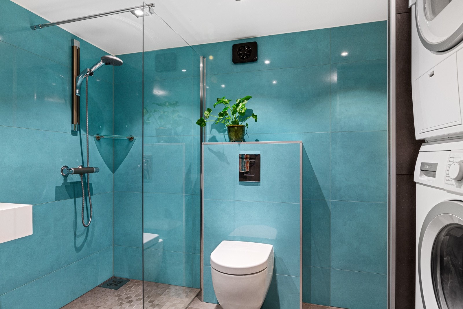 Pent flislagt baderom med gulvvarme pusset opp i 2018. Opplegg for vaskemaskin og tørketrommel. Galleribilde