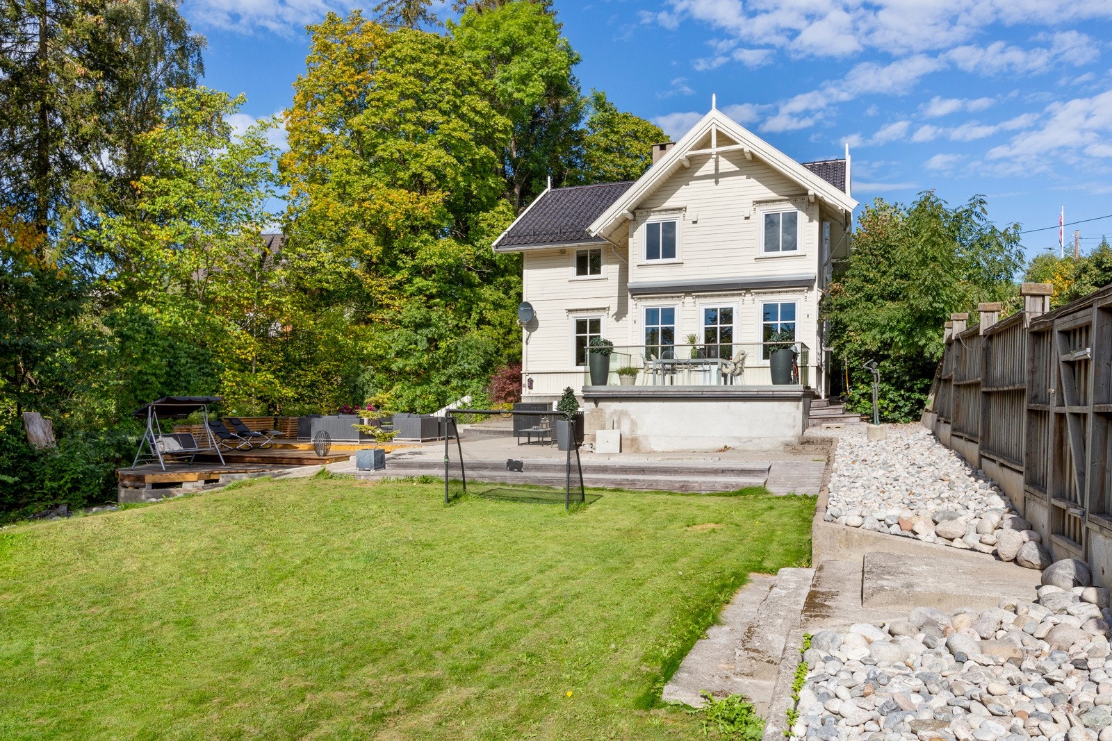 God plass til ballspill og andre aktiviteter på plenen foran huset. Galleribilde