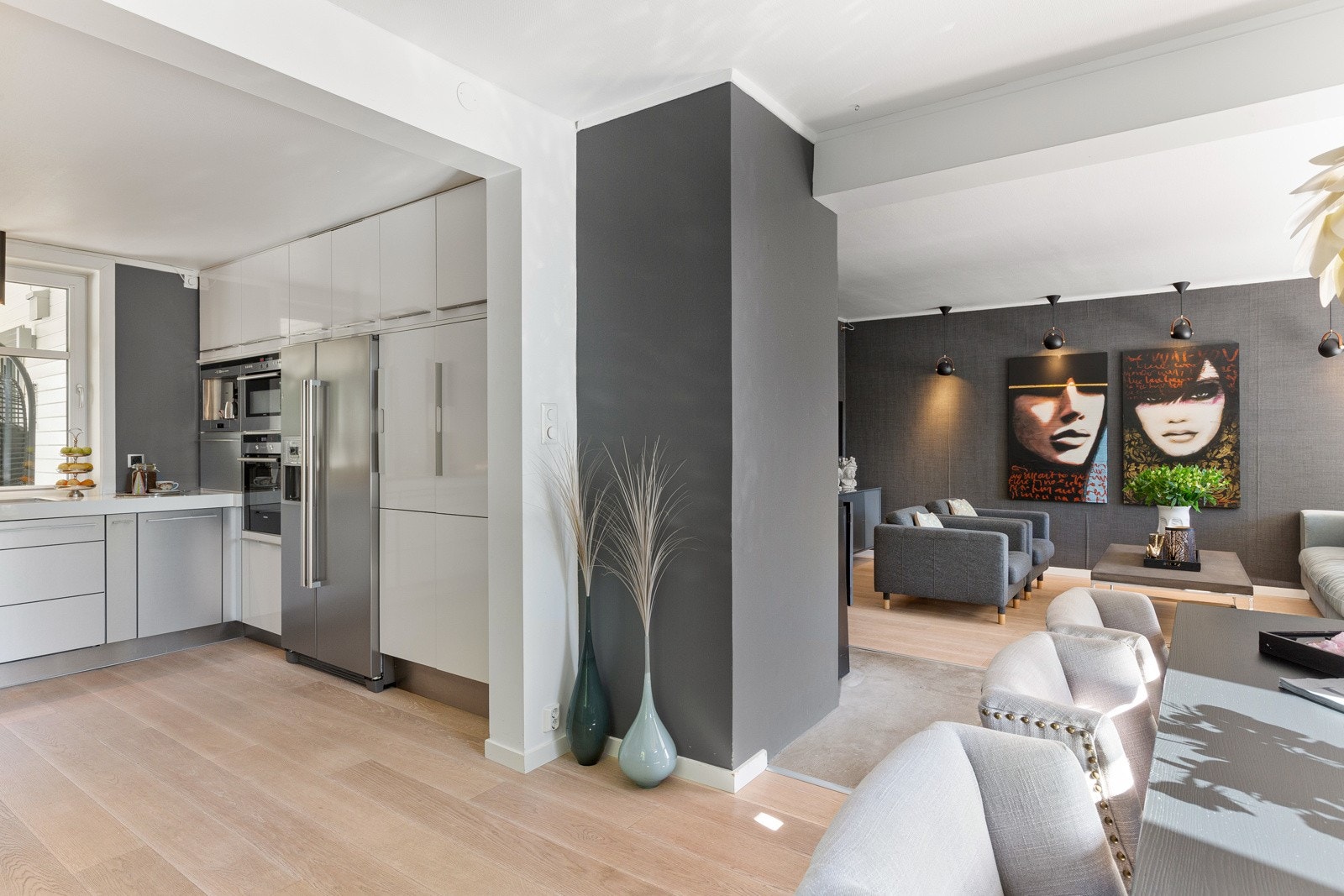 Kjøkkenet er utstyrt med integrerte hvitevarer fra Siemens som mikro, stekeovn, kaffemaskin og oppvaskmaskin. Galleribilde