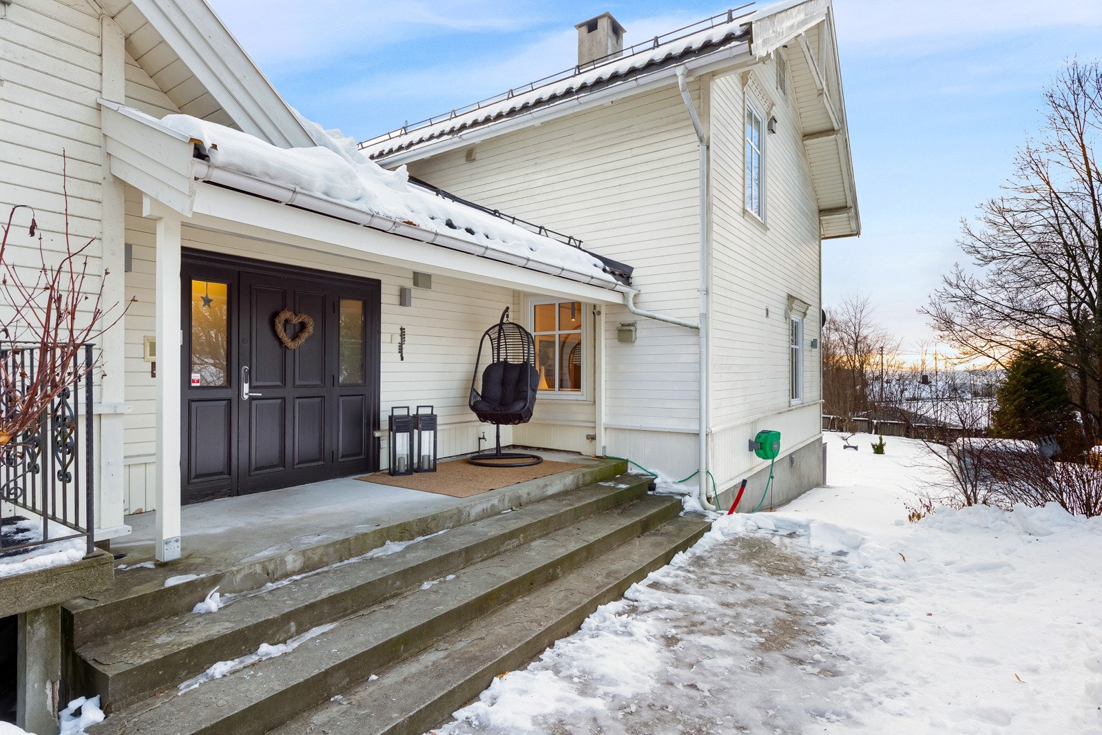 Hyggelig inngangsparti med direkte adkomst til hagen. Galleribilde