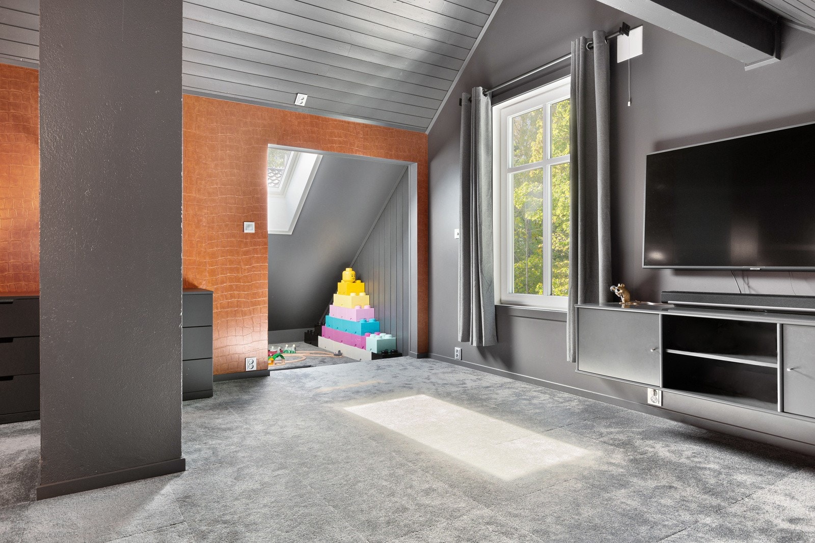 Gulvflater belagt med vegg-til-vegg teppe. Galleribilde