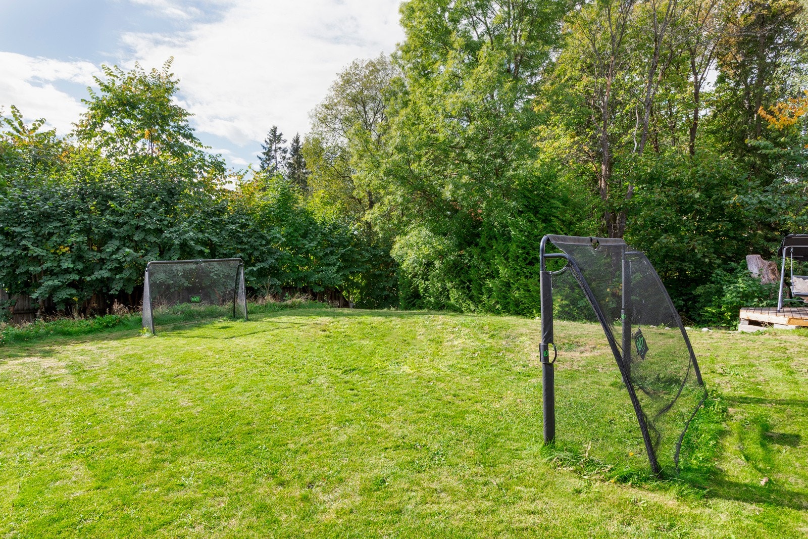 Grønn og frodig gressplen hvor barna kan leke. Galleribilde